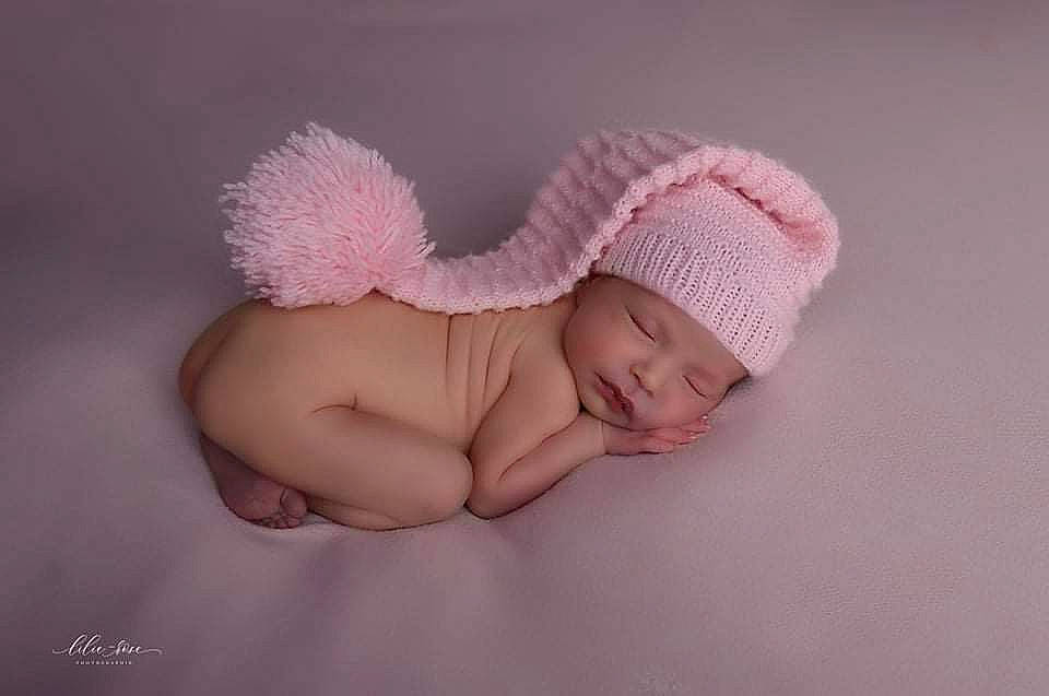 Djessy a rejoint le concours — aidez-le/la à gagner de superbes lots ! arm, baby, baby_sleeping, baby_toddler_clothing, cap, comfort, eye, face, flash_photography, grass, hair_accessory, hand, head, headband, headpiece, headwear, human_body, knit_cap, linens, nail