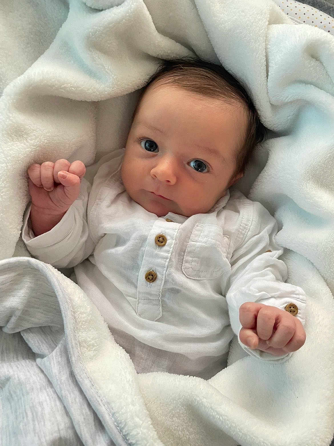 Eyden a rejoint le concours — aidez-le/la à gagner de superbes lots ! baby, infant, blanket, white_clothing, cute, face, portrait, newborn, soft_texture, fist, lying_down, cozy, child, small_hands, buttoned_shirt, indoors, skin, head, expression, wrapped