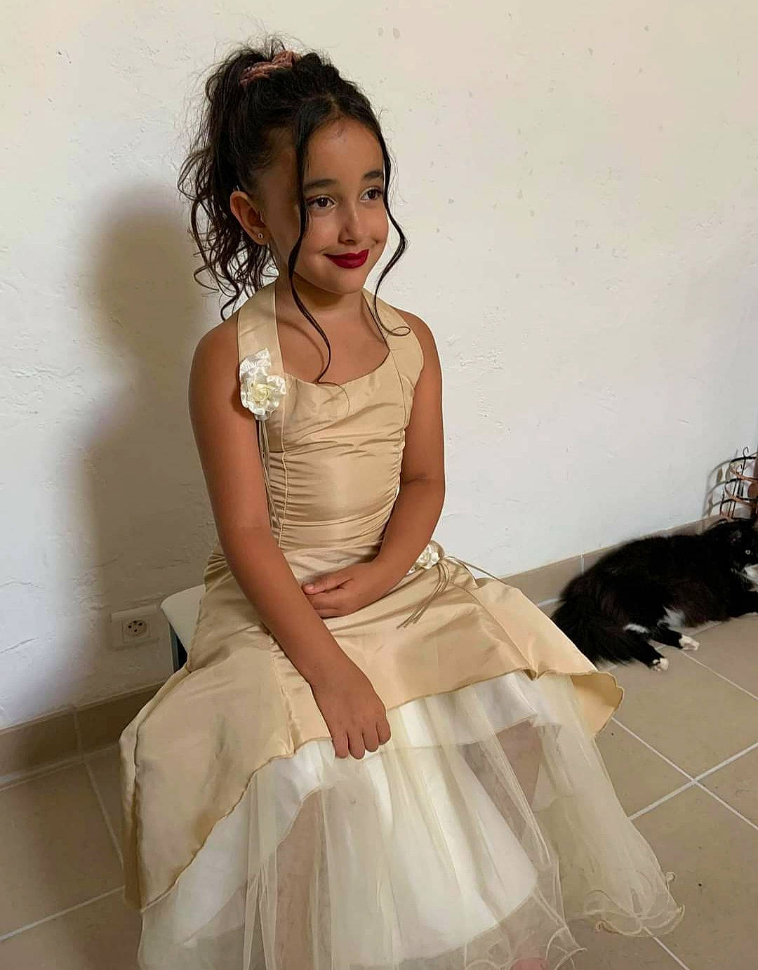 Inaya participe au concours pour gagner de l'argent avec cette photo : abdomen, ballet_tutu, black_hair, day_dress, embellishment, event, face, fashion_design, flash_photography, formal_wear, gown, happy, human_leg, joy, person, ruffle, shoulder, sleeve, smile, thigh