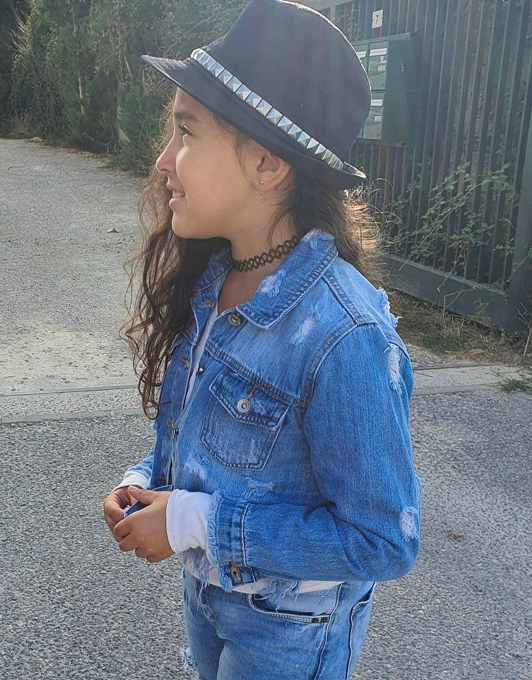 Inaya participe au concours pour gagner de l'argent avec cette photo : baseball_cap, cap, clothing, cool, denim, electric_blue, grass, hairstyle, hat, long_hair, neck, outerwear, pattern, person, plaid, shoulder, sleeve, t_shirt, tartan, trunk