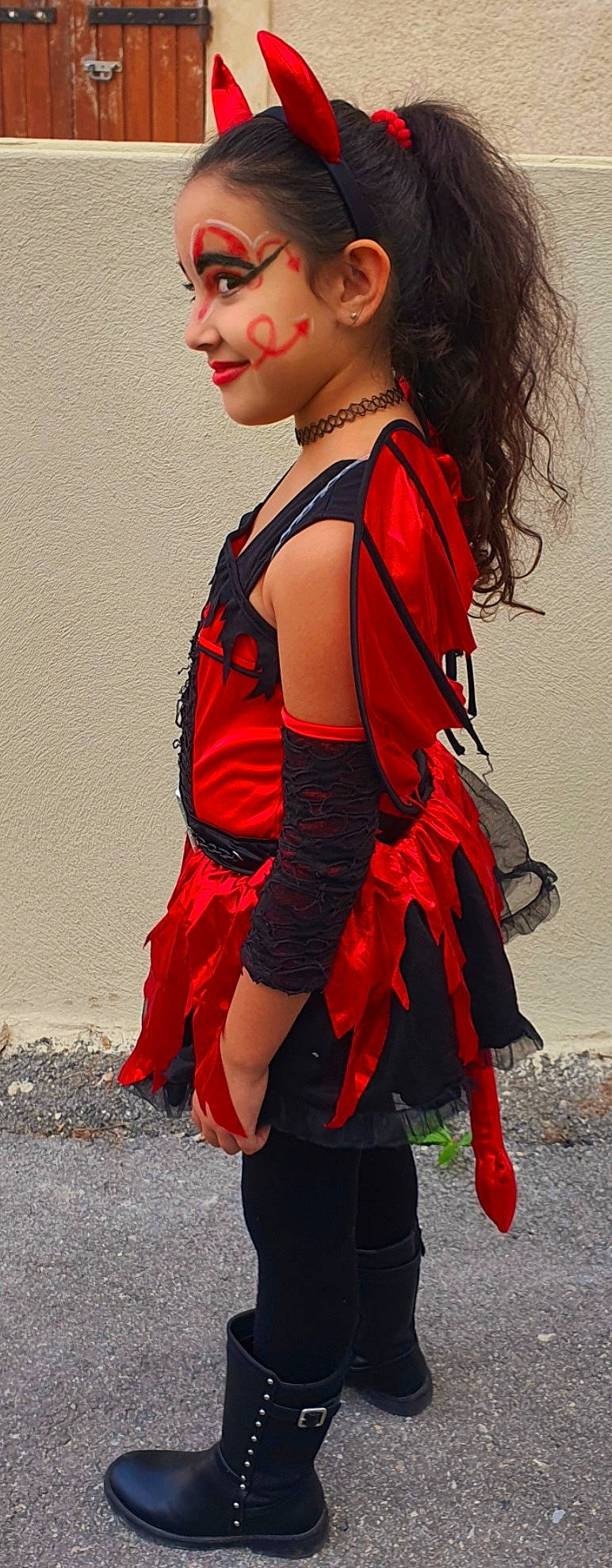 Inaya participe au concours pour gagner de l'argent avec cette photo : day_dress, dress, electric_blue, event, eyewear, fashion_design, fashion_model, formal_wear, human_leg, joint, joy, magenta, neck, pattern, person, personal_protective_equipment, red, shoulder, sleeve, thigh