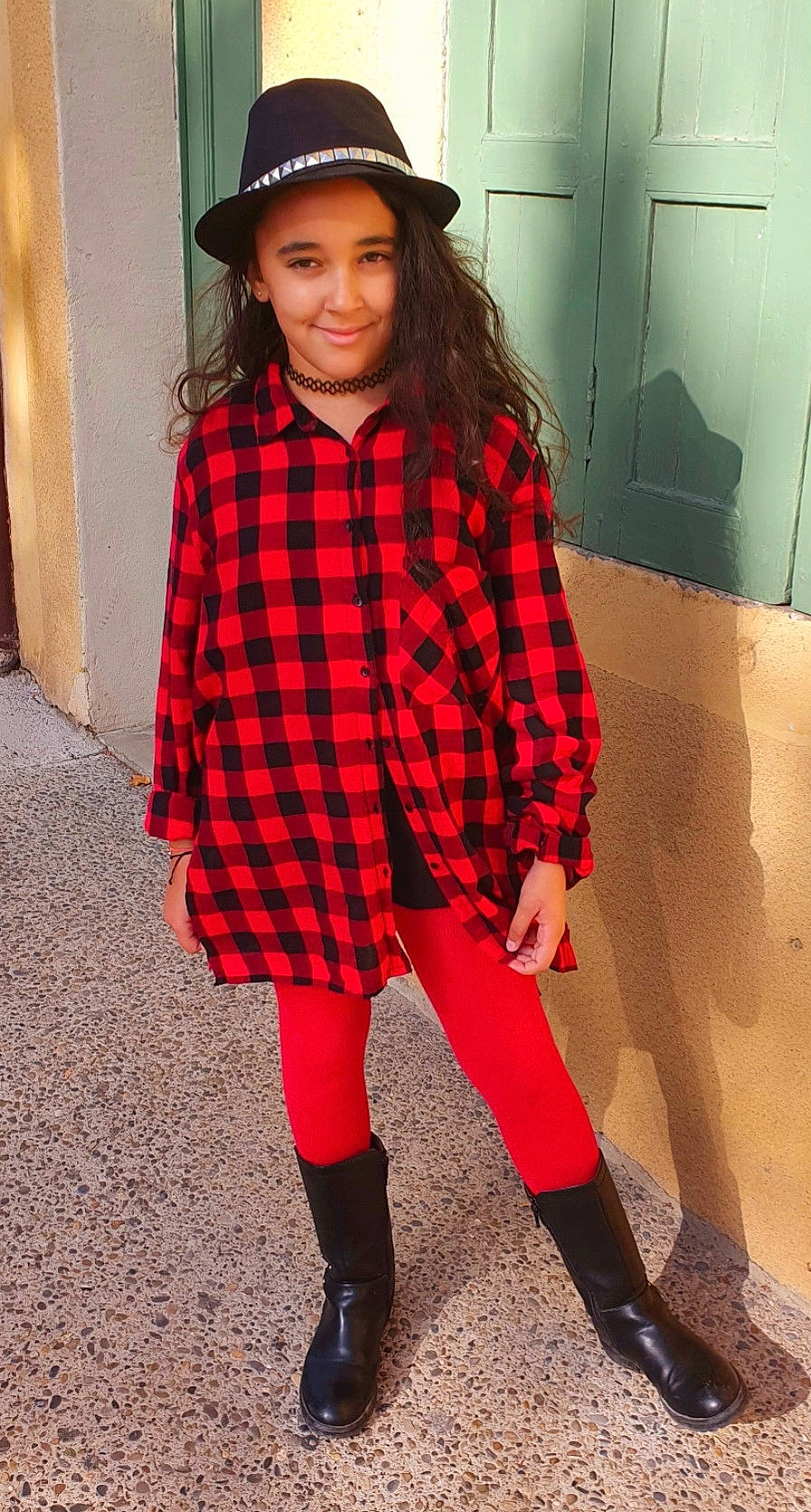 Inaya a rejoint le concours — aidez-le/la à gagner de superbes lots ! cap, collar, cool, fashion, hat, headwear, helmet, joy, knee, outerwear, pattern, person, plaid, red, shoe, sleeve, smile, stocking, tartan, textile