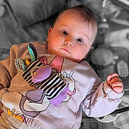 Tessa a rejoint le concours — aidez-le/la à gagner de superbes lots ! baby, infant, child, sweater, puppet, toy, playmat, lying_down, face, eyes, hand, clothing, cute, indoor, soft_lighting, portrait, expression, comfort, blurred_background, color_pop