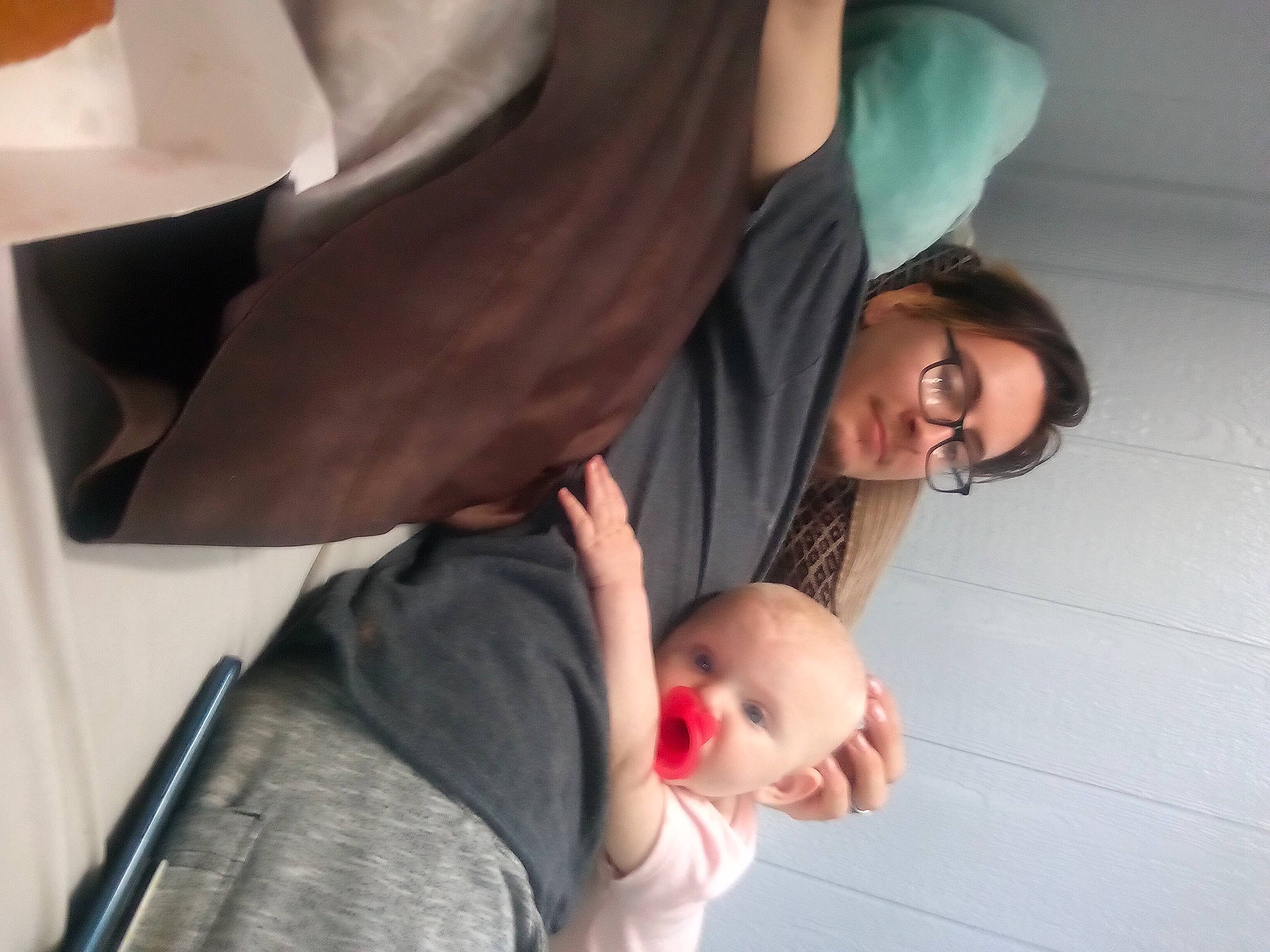 Luna is registered to the contest to win money with this photo: baby, child, comfort, elbow, foot, fun, gesture, happy, joint, love, person, sitting, smile, toddler, tree