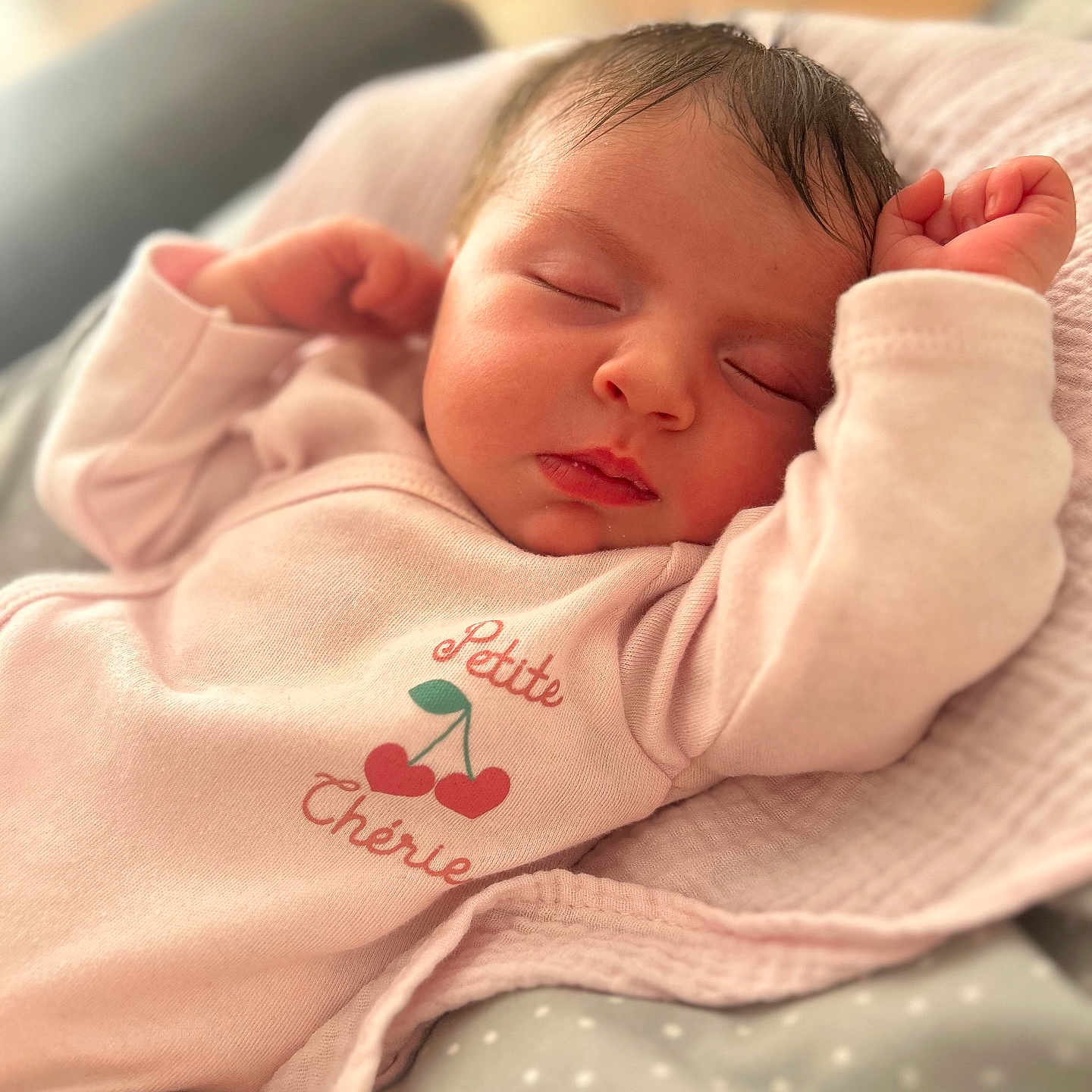 Kataleïa a rejoint le concours — aidez-le/la à gagner de superbes lots ! baby, blanket, child, closed_eyes, closeup, cute, face, head, indoors, infant, newborn, onesie, peaceful, pink_clothing, portrait, resting, skin, sleeping, soft_fabric, toddler