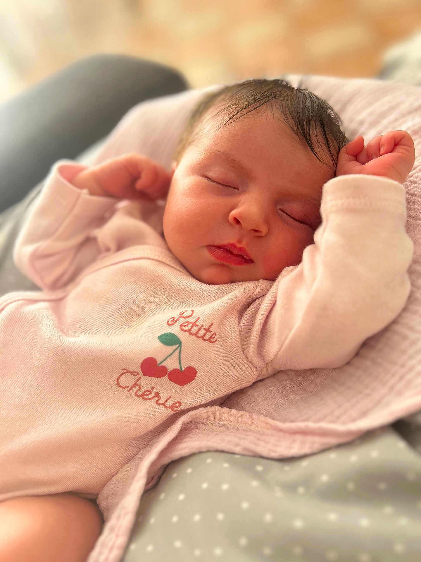 Kataleïa a rejoint le concours — aidez-le/la à gagner de superbes lots ! baby, newborn, sleeping, infant, pink_clothing, onesie, blanket, soft_fabric, closeup, face, peaceful, resting, cute, child, indoors, portrait, skin, head, closed_eyes, toddler