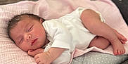 Kataleïa a rejoint le concours — aidez-le/la à gagner de superbes lots ! baby, newborn, sleeping, blanket, pink, cushion, polka_dots, pillow, white_clothing, infant, peaceful, resting, indoors, soft_texture, cute, small_hands, small_feet, face, relaxation, cozy