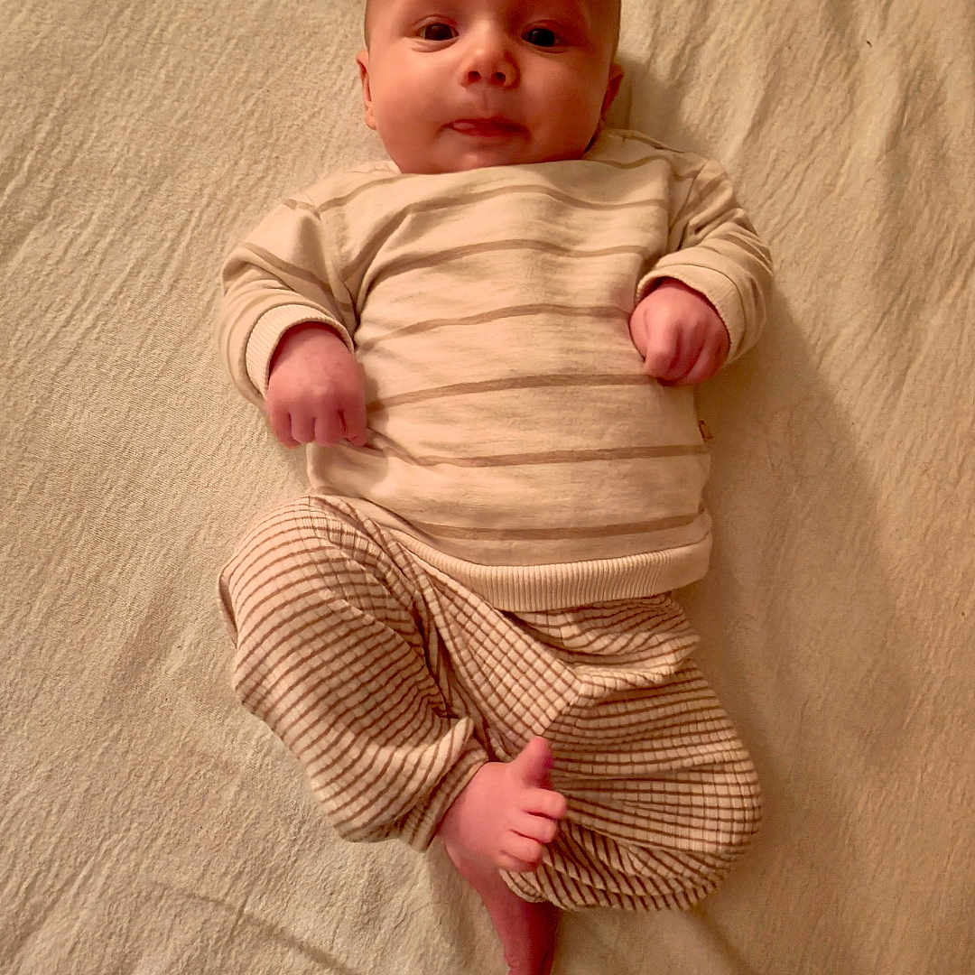 Arthus a rejoint le concours — aidez-le/la à gagner de superbes lots ! baby, blanket, child, cozy, cute, face, fists, head, indoors, infant, lying_down, pajamas, portrait, resting, skin, sleepwear, small_feet, soft_texture, striped_clothing, warm_colors