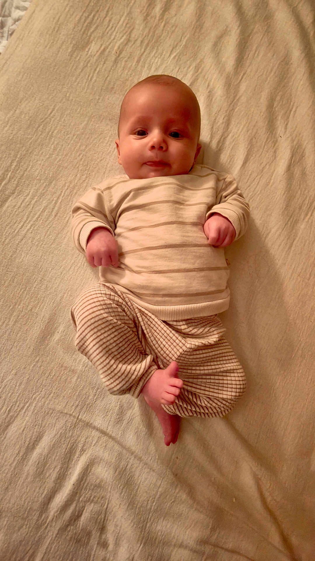 Arthus a rejoint le concours — aidez-le/la à gagner de superbes lots ! baby, infant, child, pajamas, striped_clothing, blanket, lying_down, indoors, soft_texture, cute, small_feet, fists, head, face, skin, cozy, warm_colors, portrait, sleepwear, resting