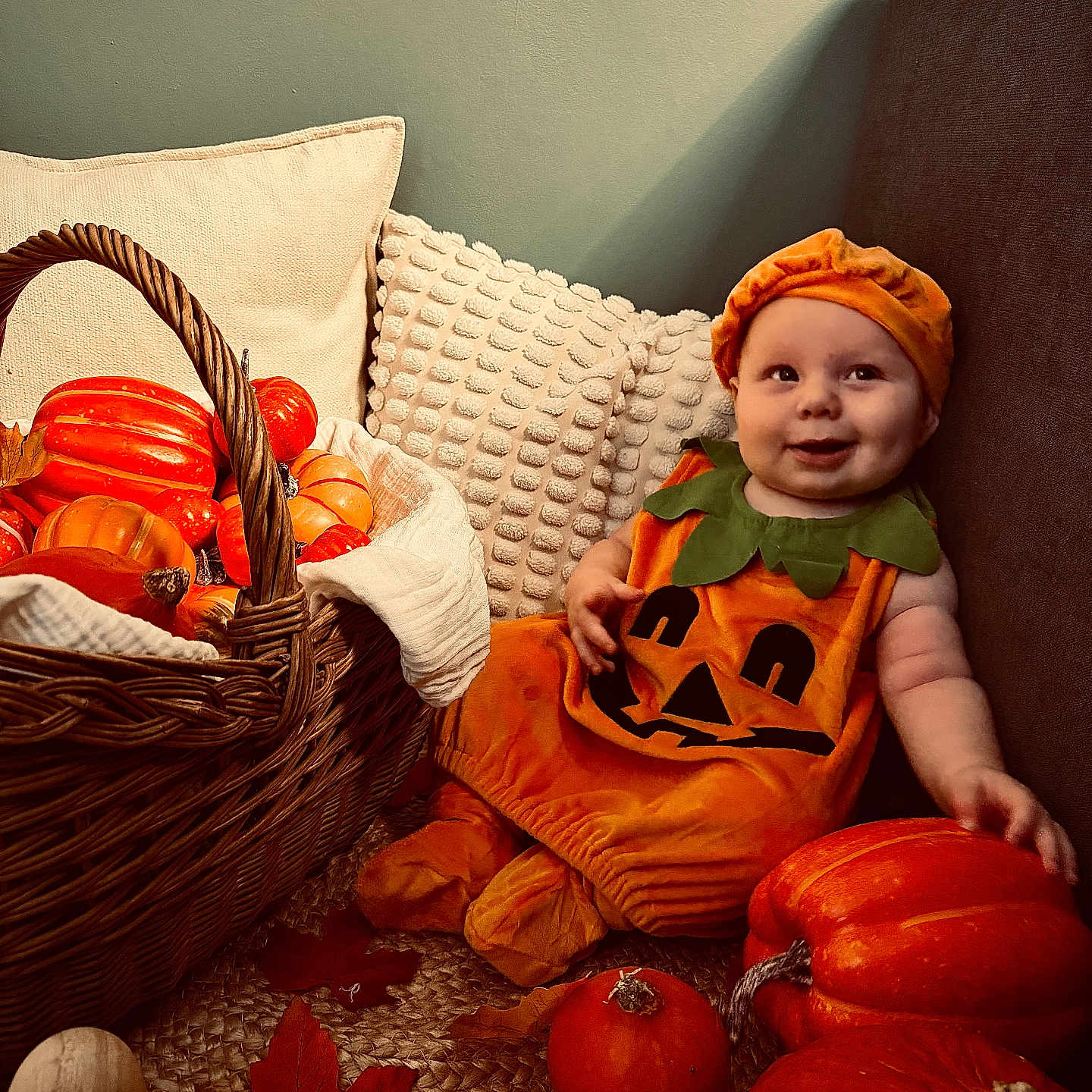 Aaron participe au concours pour gagner de l'argent avec cette photo : autumn, baby, basket, child, costume, cozy, cute, decor, face, fall_leaves, festive, happy, holiday, indoor, orange, plush, pumpkin_costume, seasonal, sitting, smile