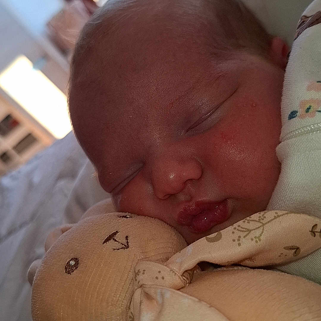 Giulia participe au concours pour gagner de l'argent avec cette photo : baby, bed, blanket, child, closeup, comfort, cozy, cute, face, indoor, infant, nap, pajamas, peaceful, plush_toy, rest, sleeping, soft_toy, teddy_bear, warm