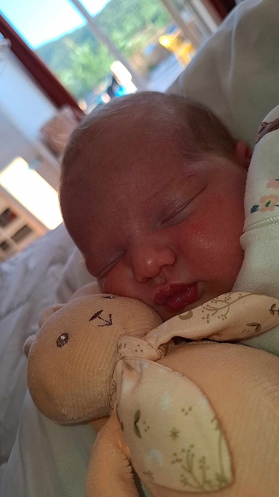 Giulia participe au concours pour gagner de l'argent avec cette photo : baby, sleeping, teddy_bear, plush_toy, soft_toy, cozy, pajamas, indoor, bed, blanket, face, child, peaceful, cute, closeup, infant, rest, nap, comfort, warm