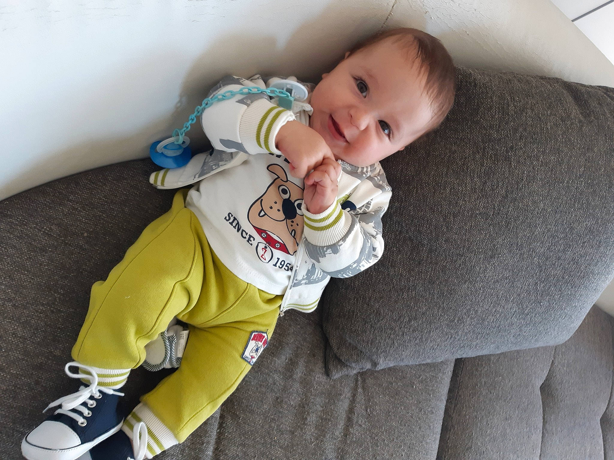 Ahmad participe au concours pour gagner de l'argent avec cette photo : arm, baby_products, blue, comfort, eye, face, finger, fun, green, hairstyle, head, human, human_body, people, person, product, room, sitting, skin, vertebrate