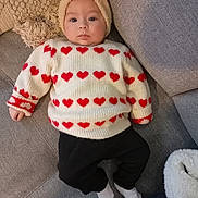 Arya a rejoint le concours — aidez-le/la à gagner de superbes lots ! baby, bonnet, cap, clothing, couch, cushion, face, furniture, hat, head, homedecor, hood, hosiery, knitwear, pants, person, photography, portrait, sock, sweater