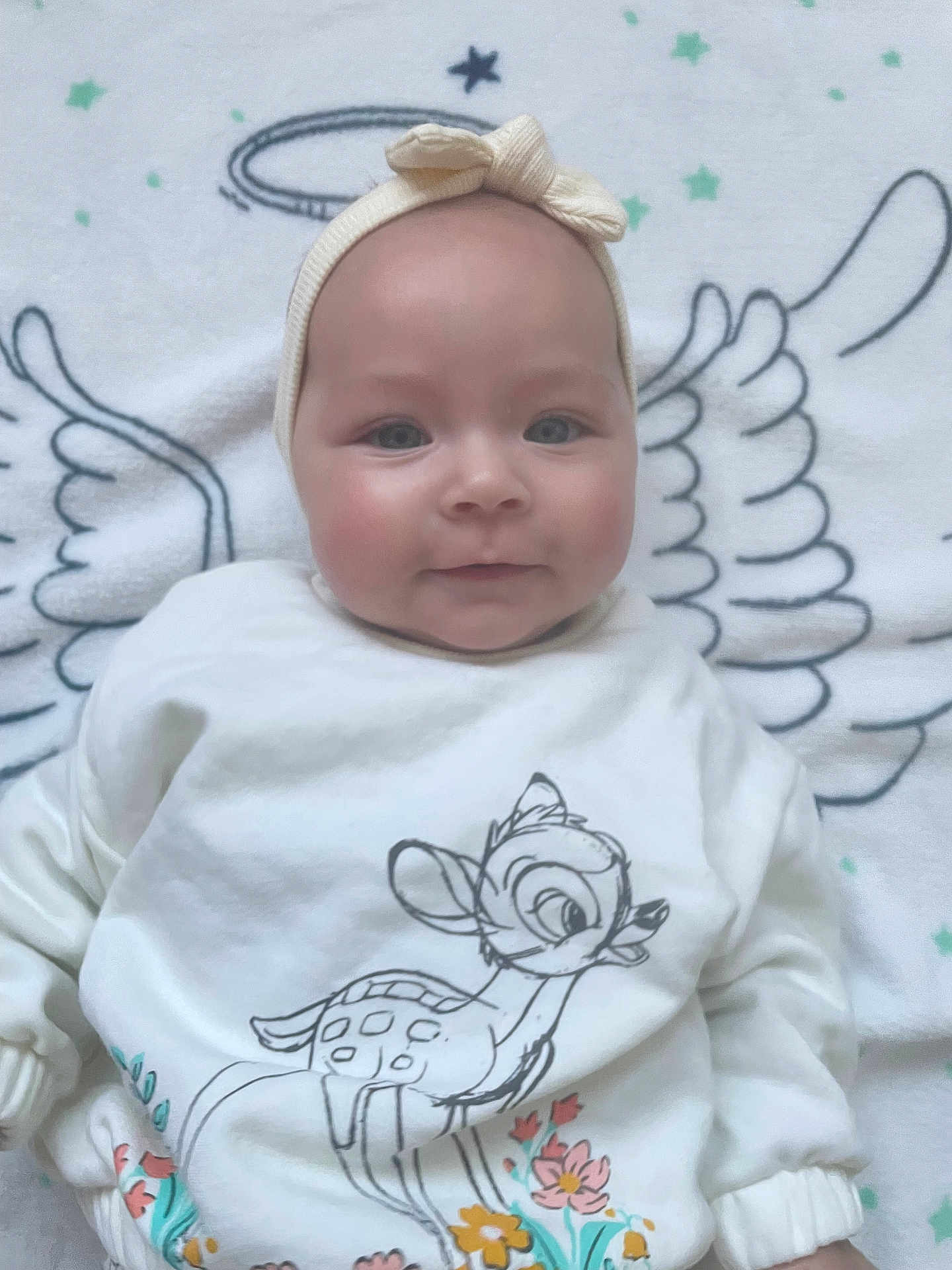 Arya participe au concours pour gagner de l'argent avec cette photo : accessories, applique, baby, blanket, bonnet, clothing, face, happy, hat, head, headband, newborn, pants, pattern, person, photography, portrait, sleeve, smile, t_shirt