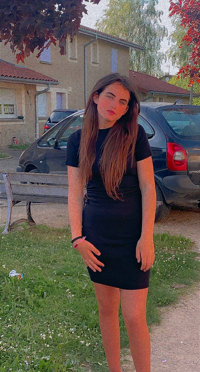 Ryhanna a rejoint le concours — aidez-le/la à gagner de superbes lots ! blazer, car, clothing, dress, eyewear, grass, knee, person, plant, shoulder, sleeve, sportswear, street_fashion, sunglasses, t_shirt, thigh, tire, trunk, waist, wheel