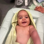 Malho a rejoint le concours — aidez-le/la à gagner de superbes lots ! baby, towel, smiling, child, skin, happy, infant, cute, portrait, hand, blanket, wrapped, indoors, expression, face, head, young, toddler, person, bath