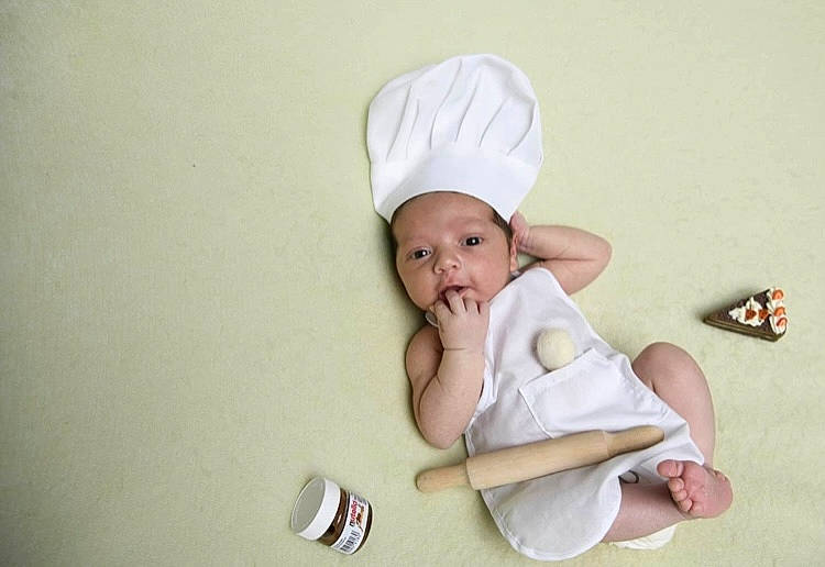 Raphael a rejoint le concours — aidez-le/la à gagner de superbes lots ! baby, baby_products, baby_toddler_clothing, beanie, cap, child, comfort, elbow, fashion_accessory, foot, gesture, happy, headgear, human_leg, person, sitting, sleeve, sock, thumb, toddler