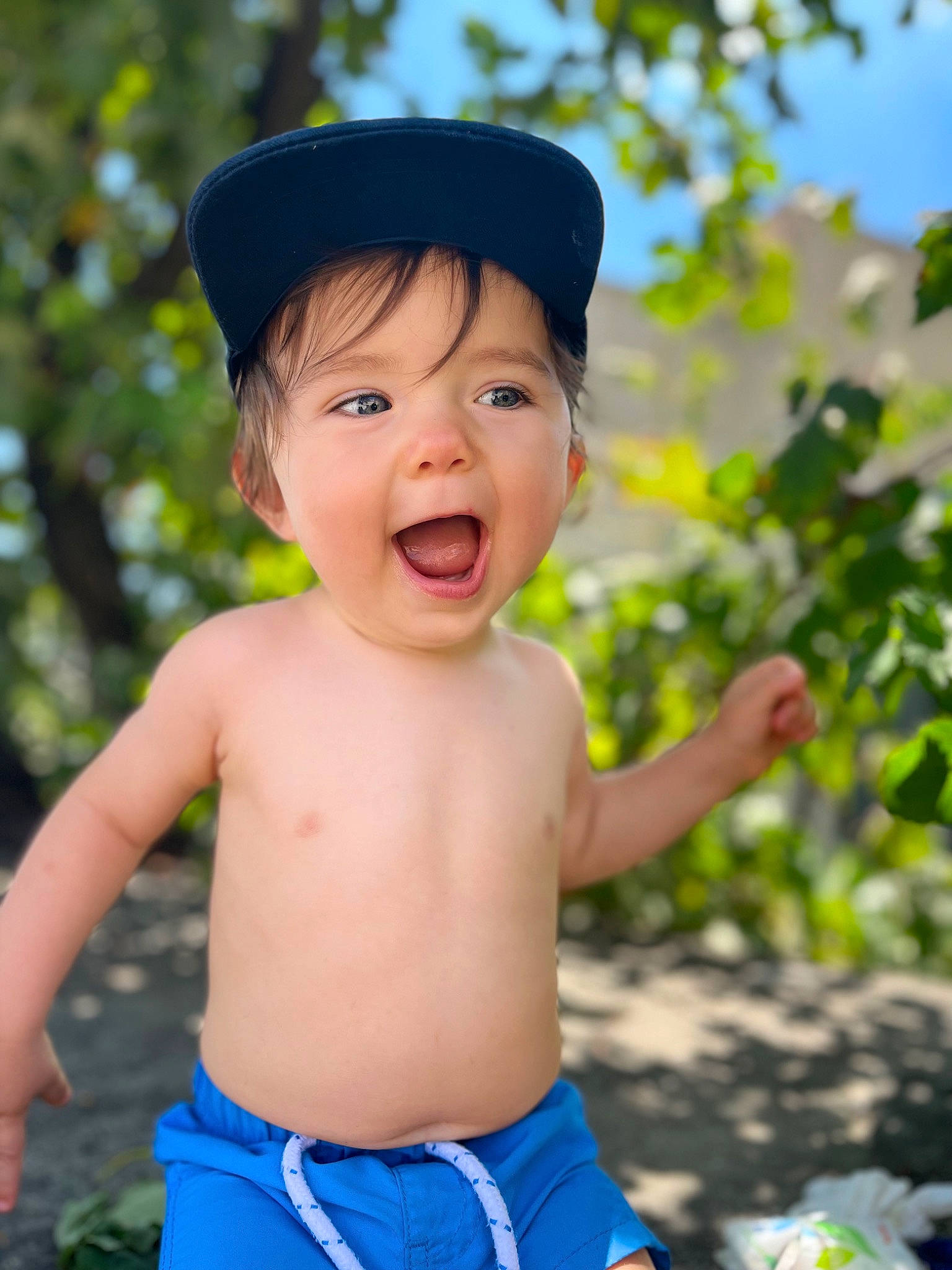 Sandro participe au concours pour gagner de l'argent avec cette photo : abdomen, baby, baby_toddler_clothing, cap, chest, child, chin, electric_blue, fun, grass, happy, headwear, leisure, organ, people_in_nature, person, skin, smile, summer, toddler