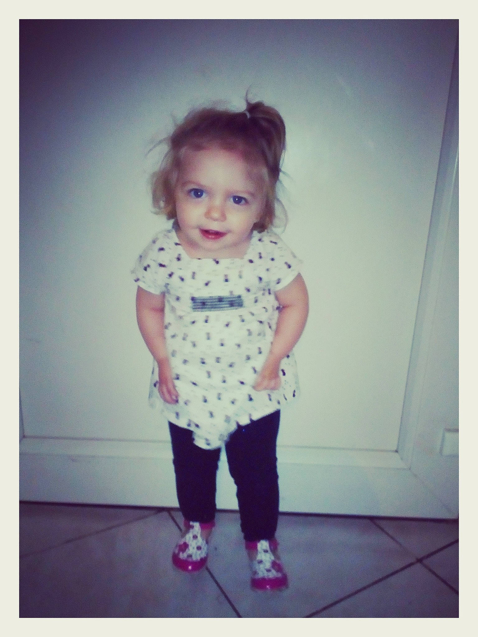 Syanna participe au concours pour gagner de l'argent avec cette photo : cheek, child, child_model, design, eye, face, footwear, head, iris, leggings, lip, pattern, person, pink, purple, skin, smile, snapshot, standing, toddler