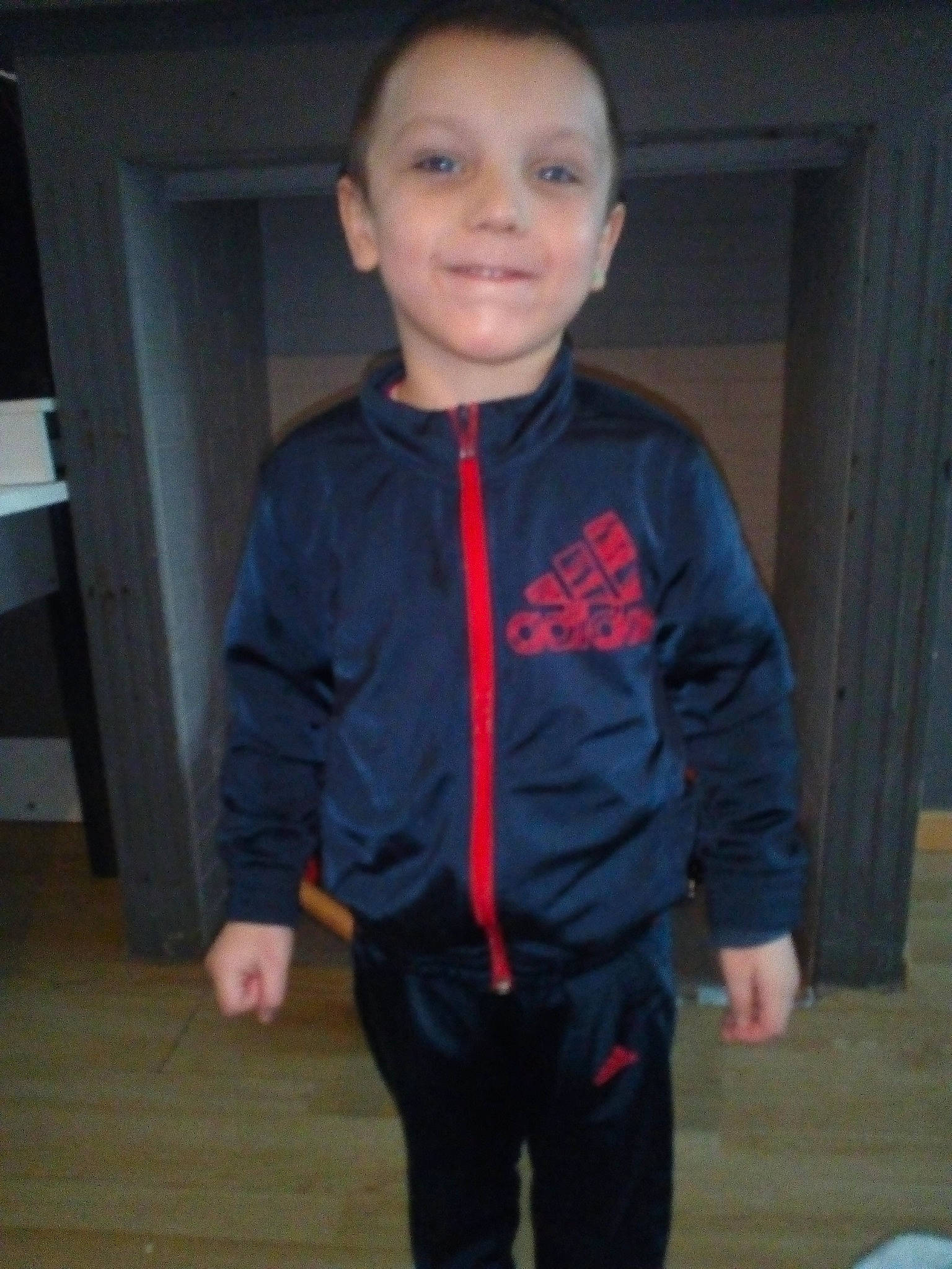 Lorenzo a rejoint le concours — aidez-le/la à gagner de superbes lots ! child, jacket, outerwear, person, sleeve, standing