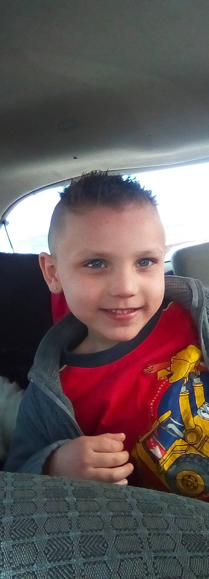 Lorenzo participe au concours pour gagner de l'argent avec cette photo : black_hair, cheek, child, chin, cool, eye, eyebrow, face, forehead, head, joy, nose, person, skin, smile, toddler