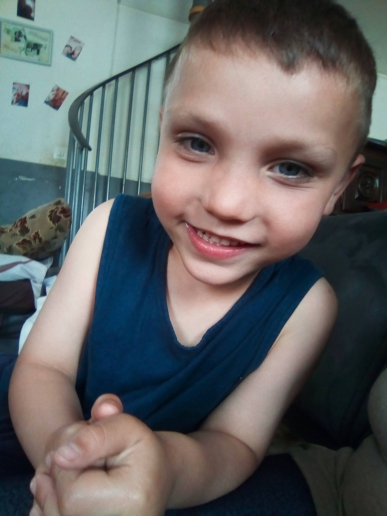 Lorenzo a rejoint le concours — aidez-le/la à gagner de superbes lots ! arm, beauty, cheek, child, chin, eye, eyebrow, face, facial_expression, forehead, fun, hair, hand, head, joy, lip, mouth, nose, person, skin