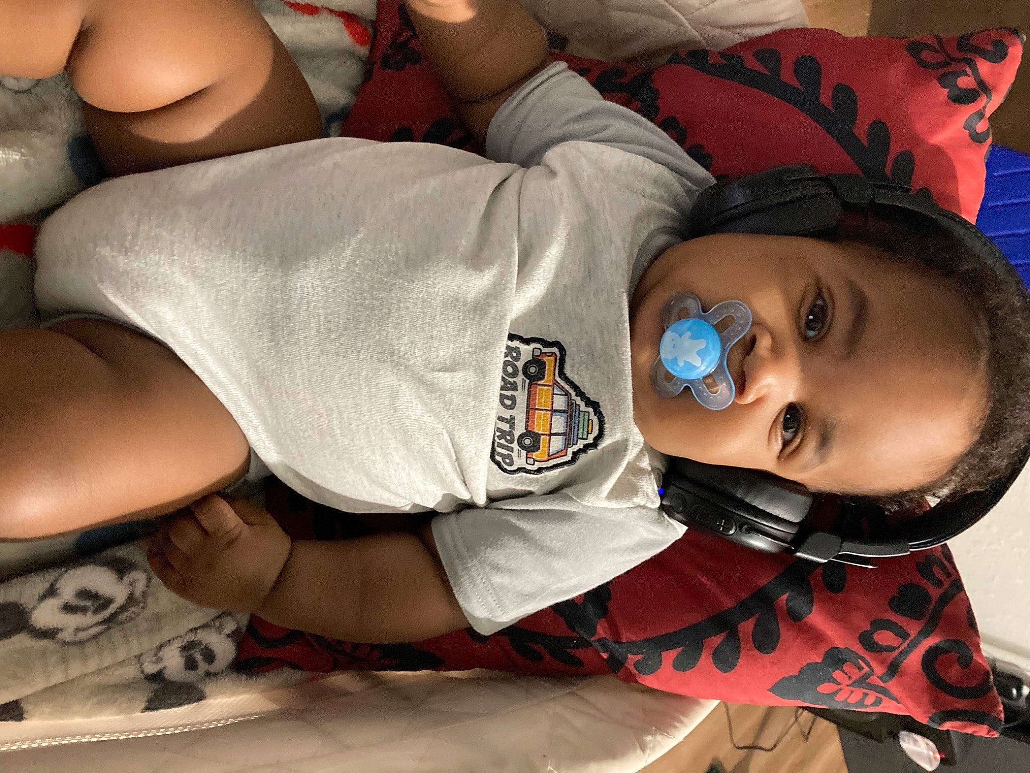 Khalil is registered to the contest to win money with this photo: baby, baby_toddler_clothing, chest, child, comfort, cool, elbow, eyewear, fashion_accessory, happy, human_leg, knee, mouth, pattern, person, sitting, sleeve, t_shirt, thigh, toddler