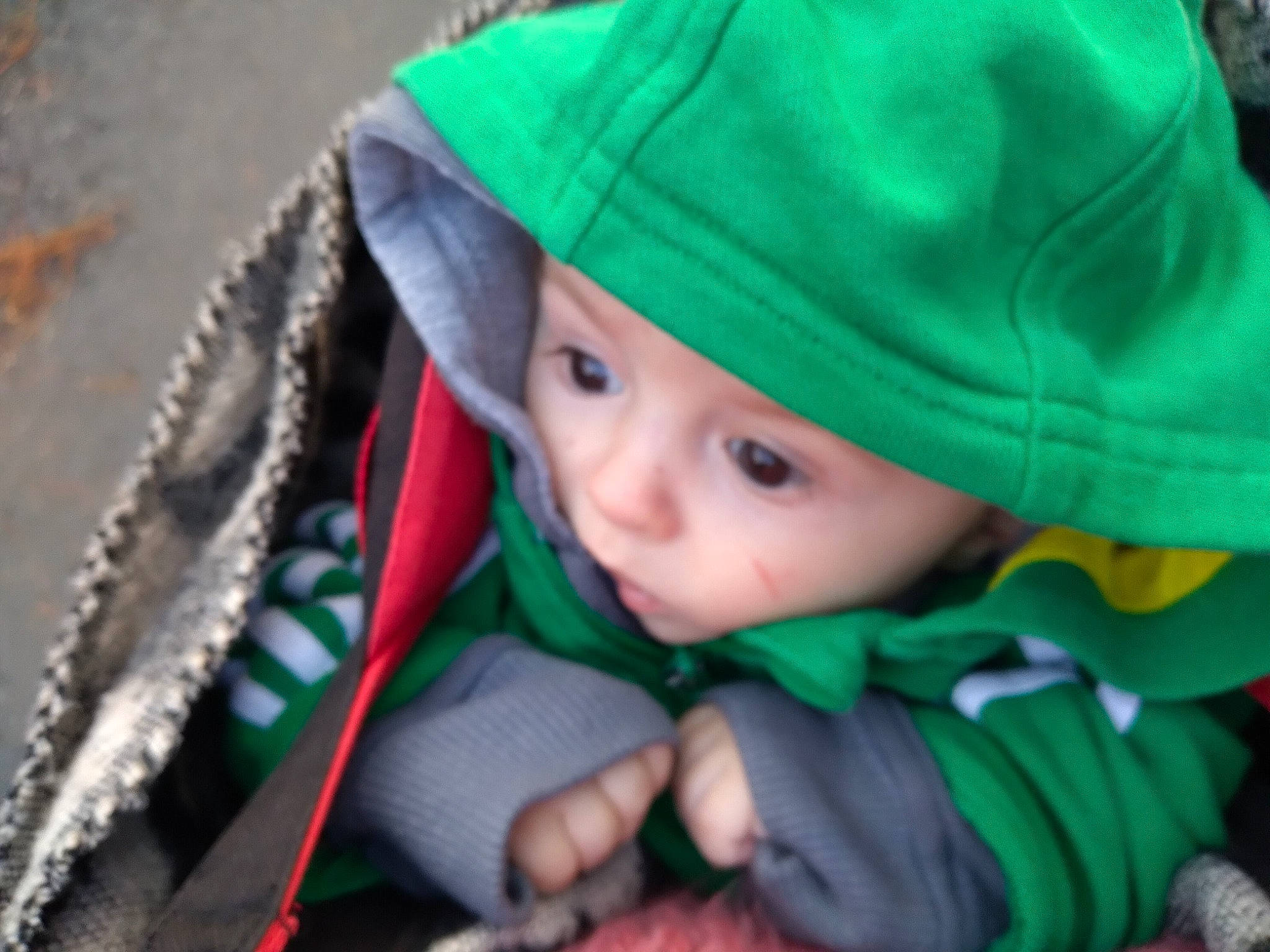 Mani a rejoint le concours — aidez-le/la à gagner de superbes lots ! baby, baby_carriage, baby_products, cap, child, eye, fashion_accessory, fun, grass, happy, hat, headgear, headwear, outerwear, people_in_nature, person, recreation, sitting, smile, toddler