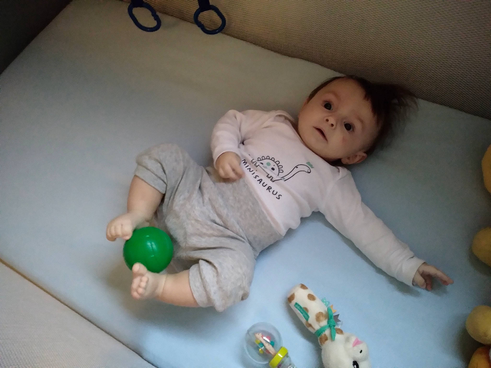 Mani participe au concours pour gagner de l'argent avec cette photo : baby, baby_products, baby_toddler_clothing, baby_toys, cheek, child, comfort, finger, flooring, foot, fun, infant_bed, person, play, product, room, sitting, skin, toddler, toy