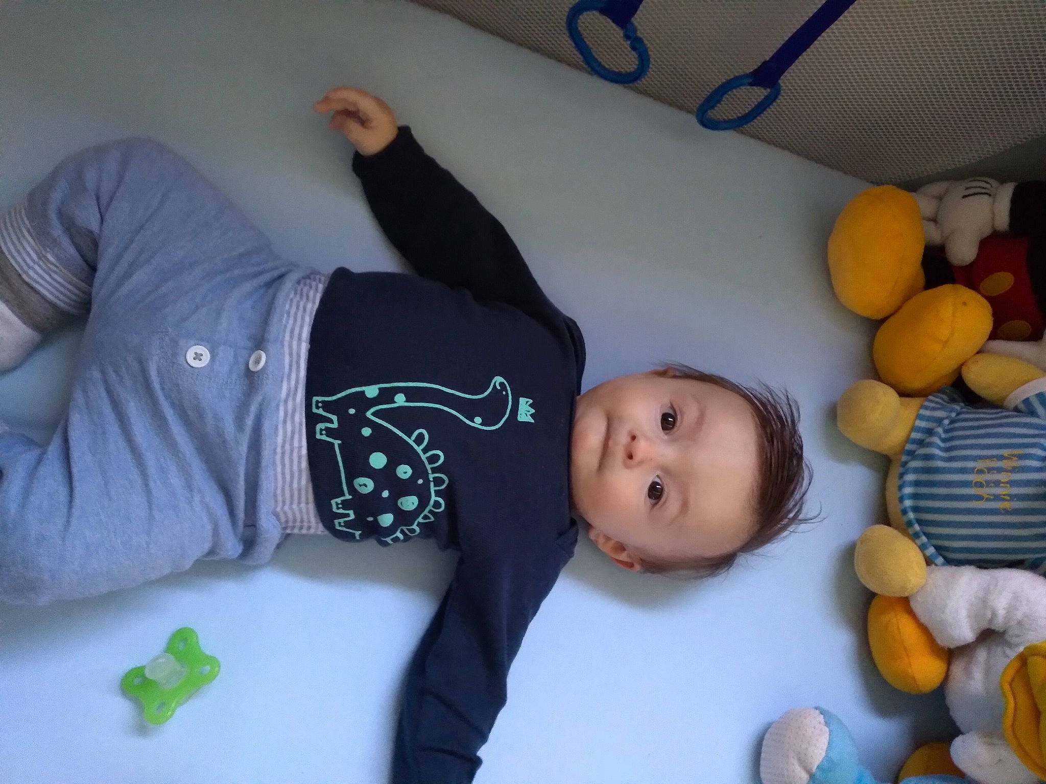 Mani a rejoint le concours — aidez-le/la à gagner de superbes lots ! baby, baby_products, baby_toddler_clothing, baby_toys, child, comfort, flooring, fruit, natural_foods, person, room, sitting, sleeve, textile, toddler, toy, wood