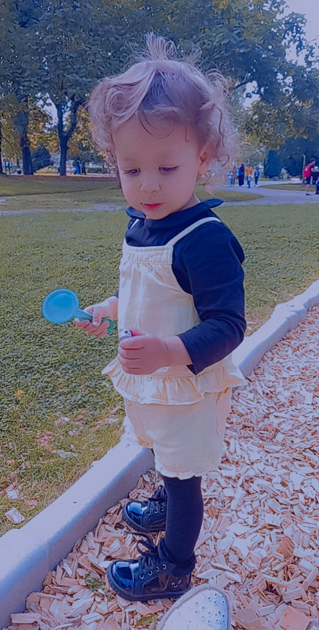 Sara a rejoint le concours — aidez-le/la à gagner de superbes lots ! baby_toddler_clothing, blue, child, facial_expression, fun, grass, hair, happy, head, leisure, people_in_nature, person, photograph, pink, plant, public_space, sleeve, standing, summer, toddler