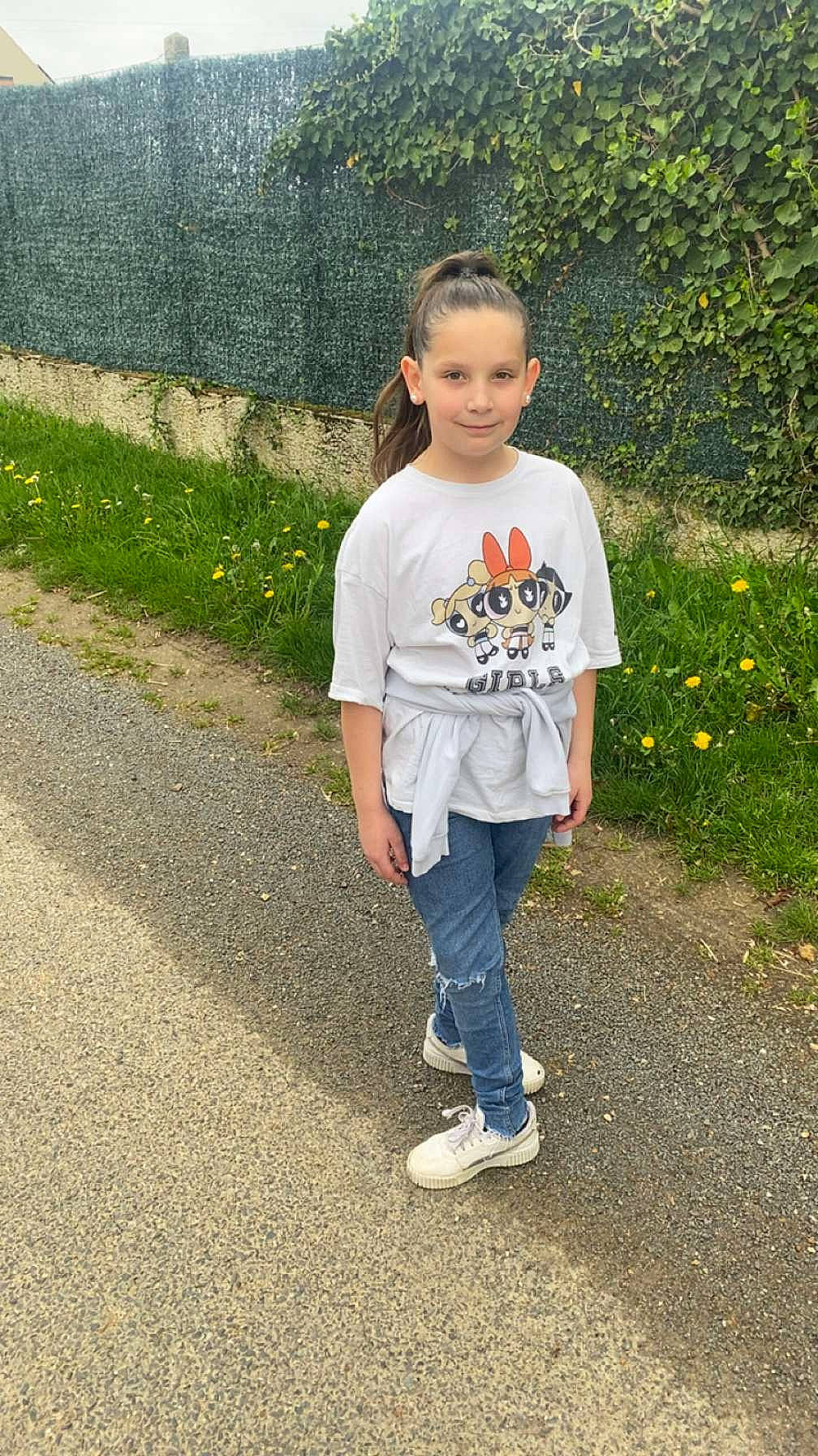 Naomy a rejoint le concours — aidez-le/la à gagner de superbes lots ! asphalt, child, denim, electric_blue, footwear, grass, hair, happy, head, jeans, joy, leisure, pattern, person, plant, recreation, sitting, sleeve, sportswear, t_shirt