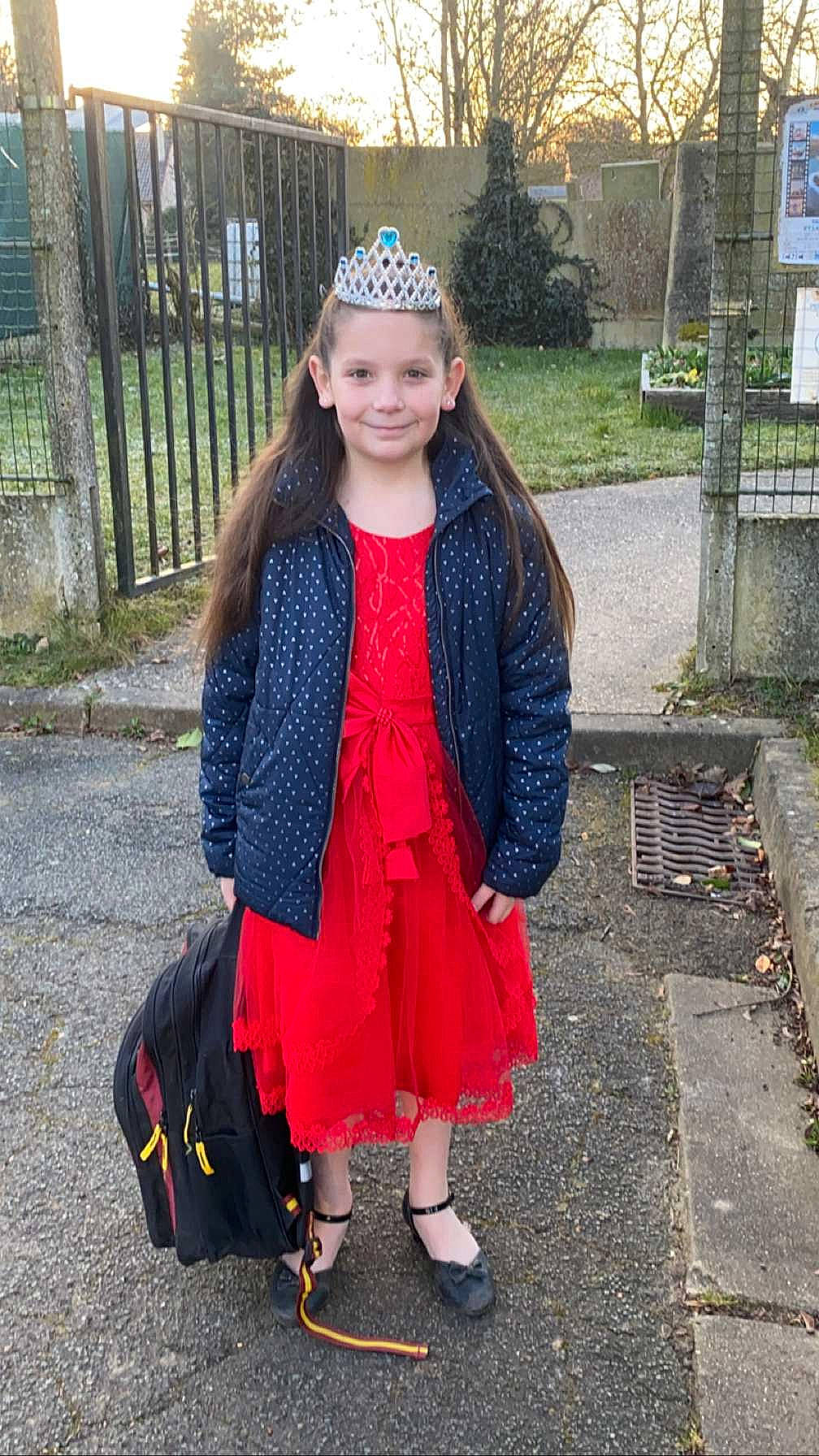 Naomy a rejoint le concours — aidez-le/la à gagner de superbes lots ! cap, costume, crown, dress, electric_blue, fashion_accessory, fence, fur, grass, hairstyle, headgear, headpiece, headwear, jewellery, joy, pattern, person, plant, sandal, sleeve