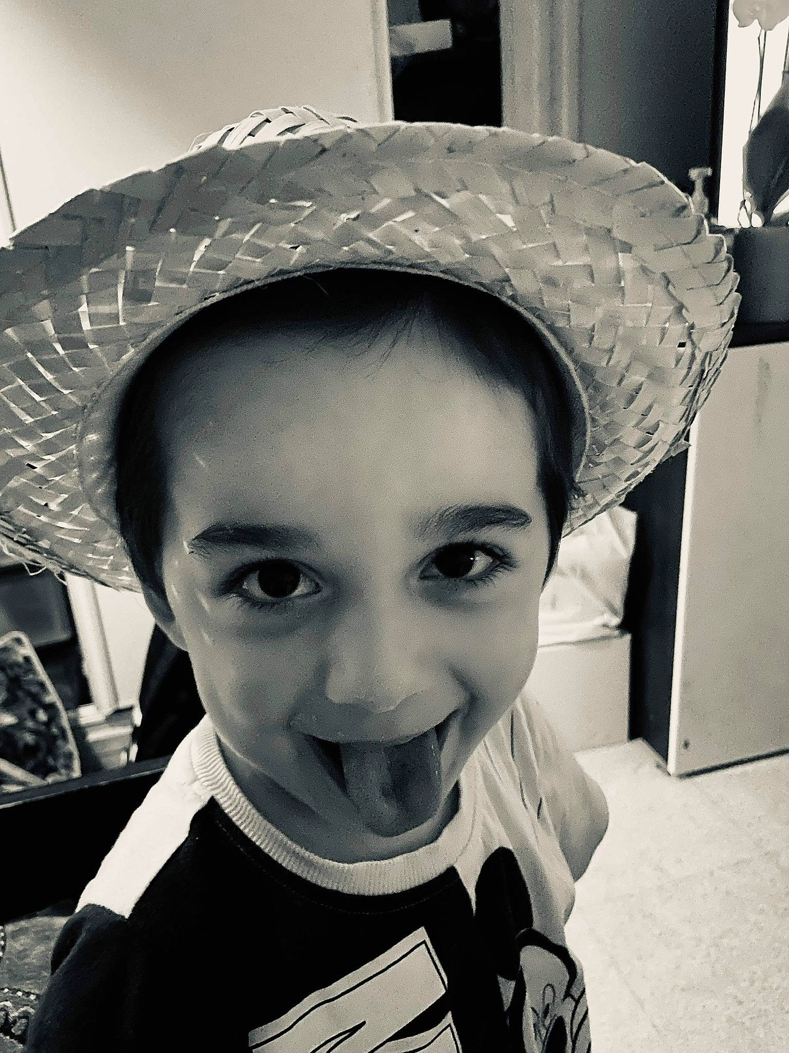 Younes participe au concours pour gagner de l'argent avec cette photo : beauty, black, black_and_white, cool, eyebrow, eyelash, eyewear, fun, happy, hat, headgear, jaw, monochrome, monochrome_photography, organ, people, person, personal_protective_equipment, smile, snapshot