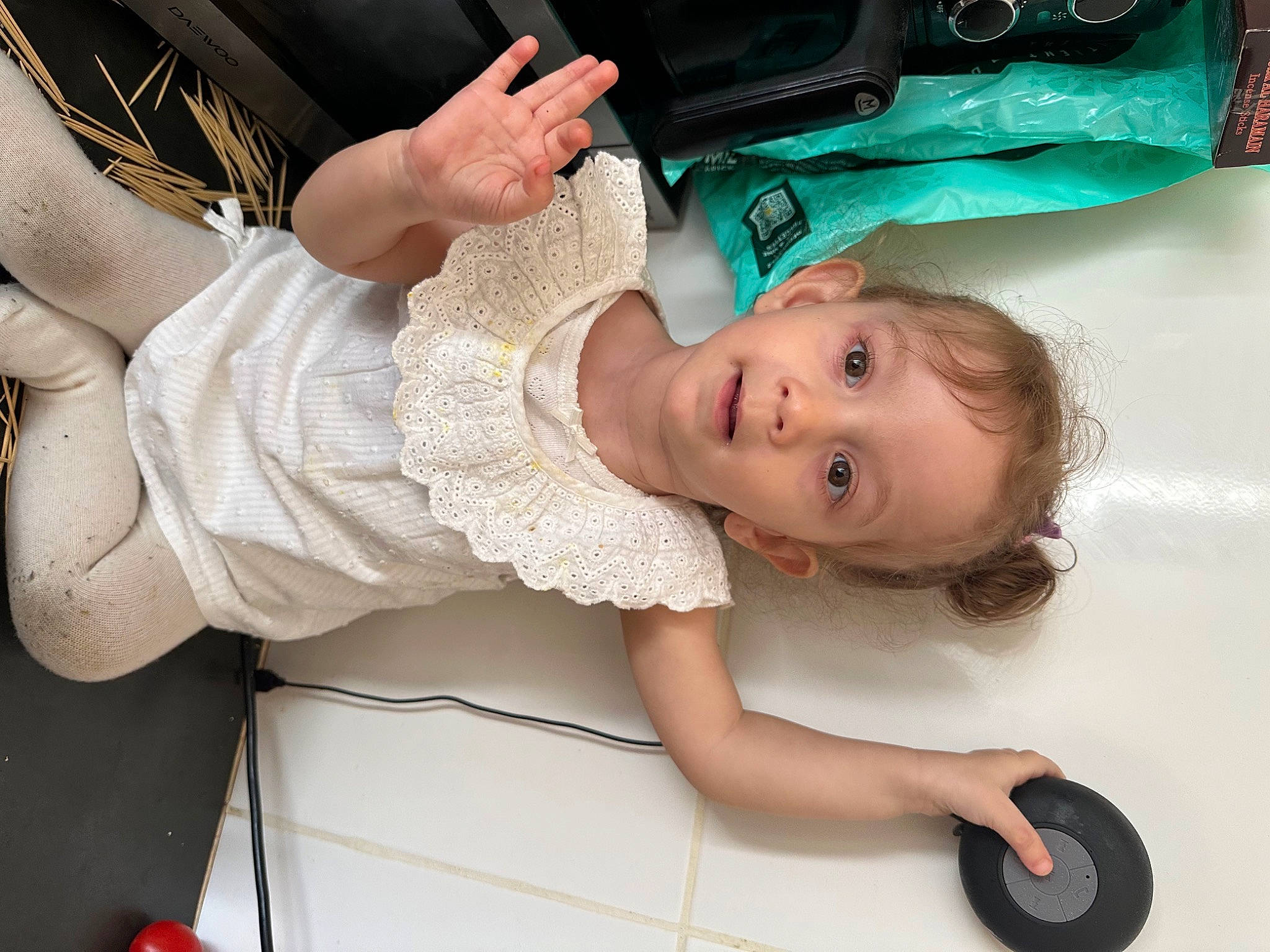 Aya a rejoint le concours — aidez-le/la à gagner de superbes lots ! baby, baby_products, baby_toddler_clothing, cheek, child, dress, eye, facial_expression, fun, happy, head, mouth, person, skin, smile, thumb, tire, toddler, vacation, wheel