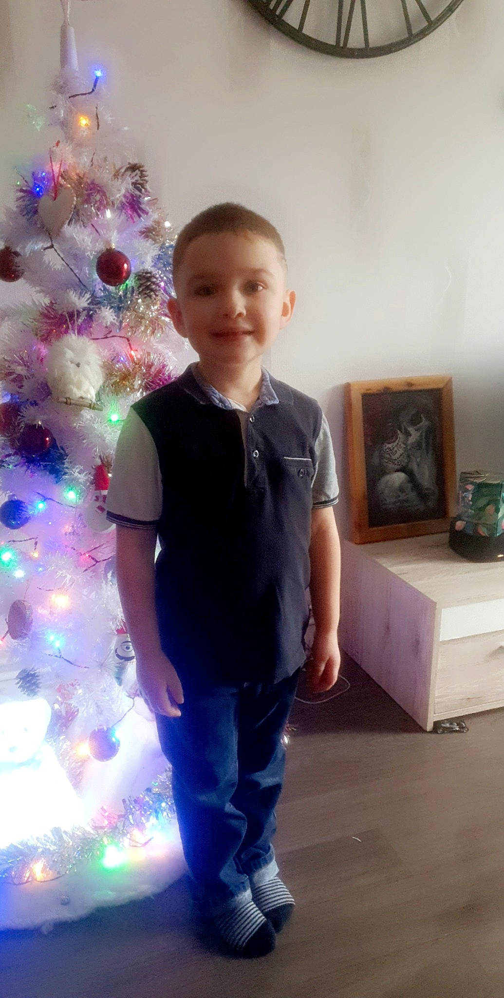 Nolan participe au concours pour gagner de l'argent avec cette photo : beauty, christmas_decoration, christmas_ornament, christmas_tree, electric_blue, event, facial_expression, fun, hairstyle, happy, holiday, holiday_ornament, joy, leg, ornament, person, picture_frame, sleeve, smile, standing