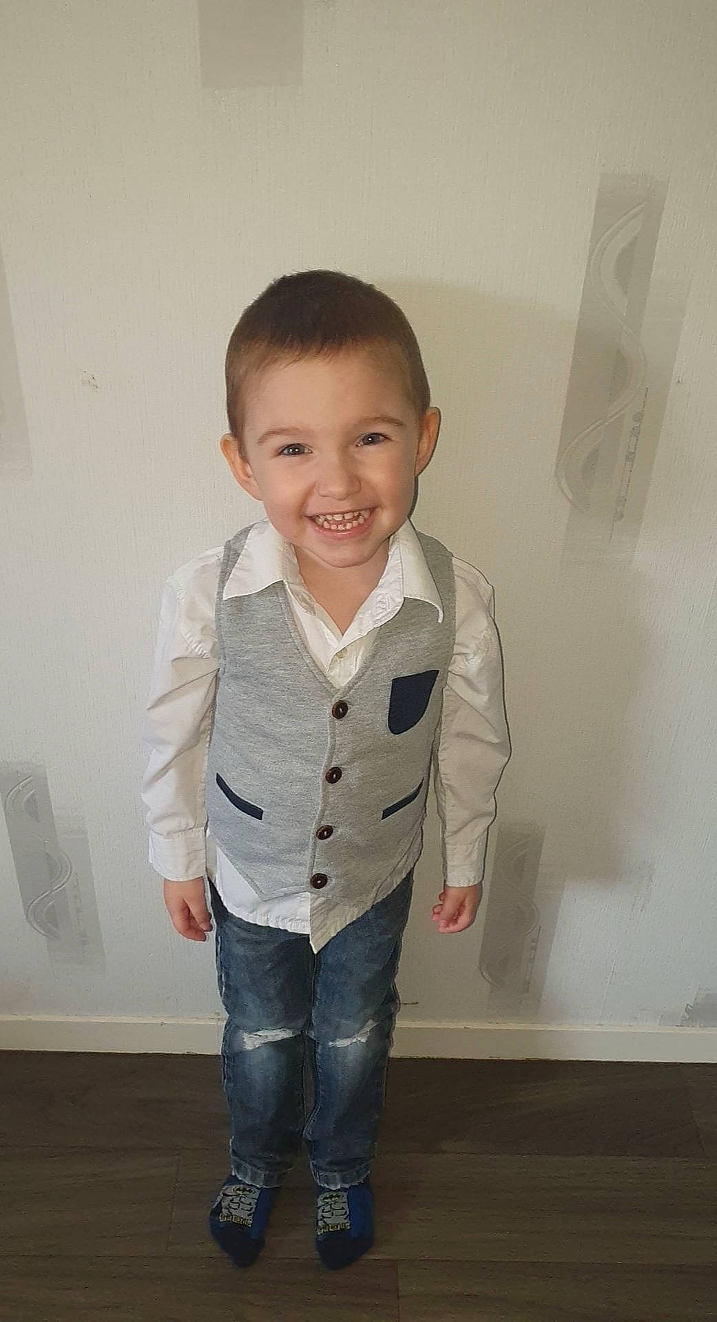 Nolan participe au concours pour gagner de l'argent avec cette photo : baby_toddler_clothing, cheek, child, chin, clothing, collar, denim, dress_shirt, flooring, fun, happy, jeans, joy, leg, neck, nose, pattern, person, sleeve, smile