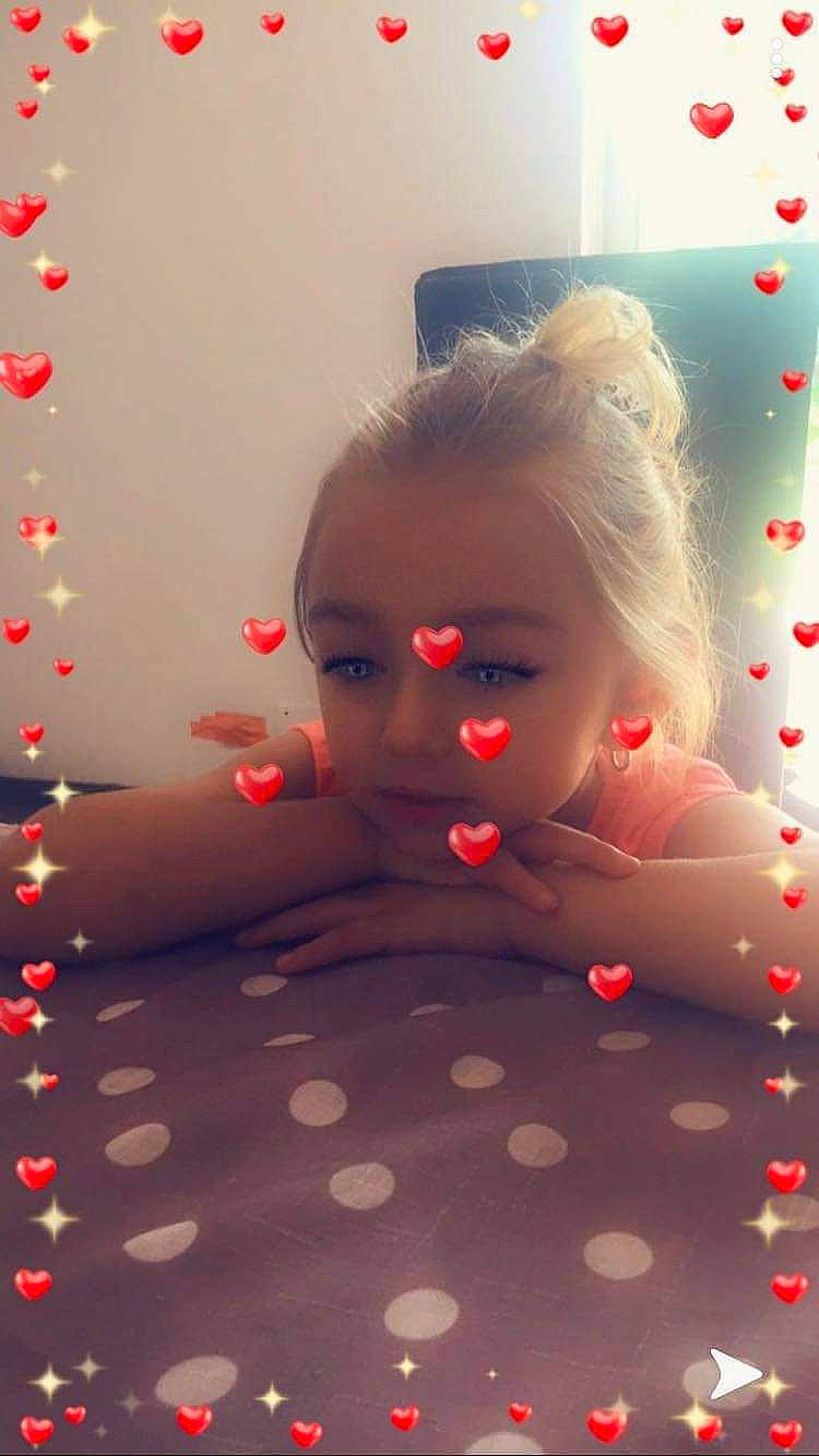 Victoria a rejoint le concours — aidez-le/la à gagner de superbes lots ! child, lip, person, red