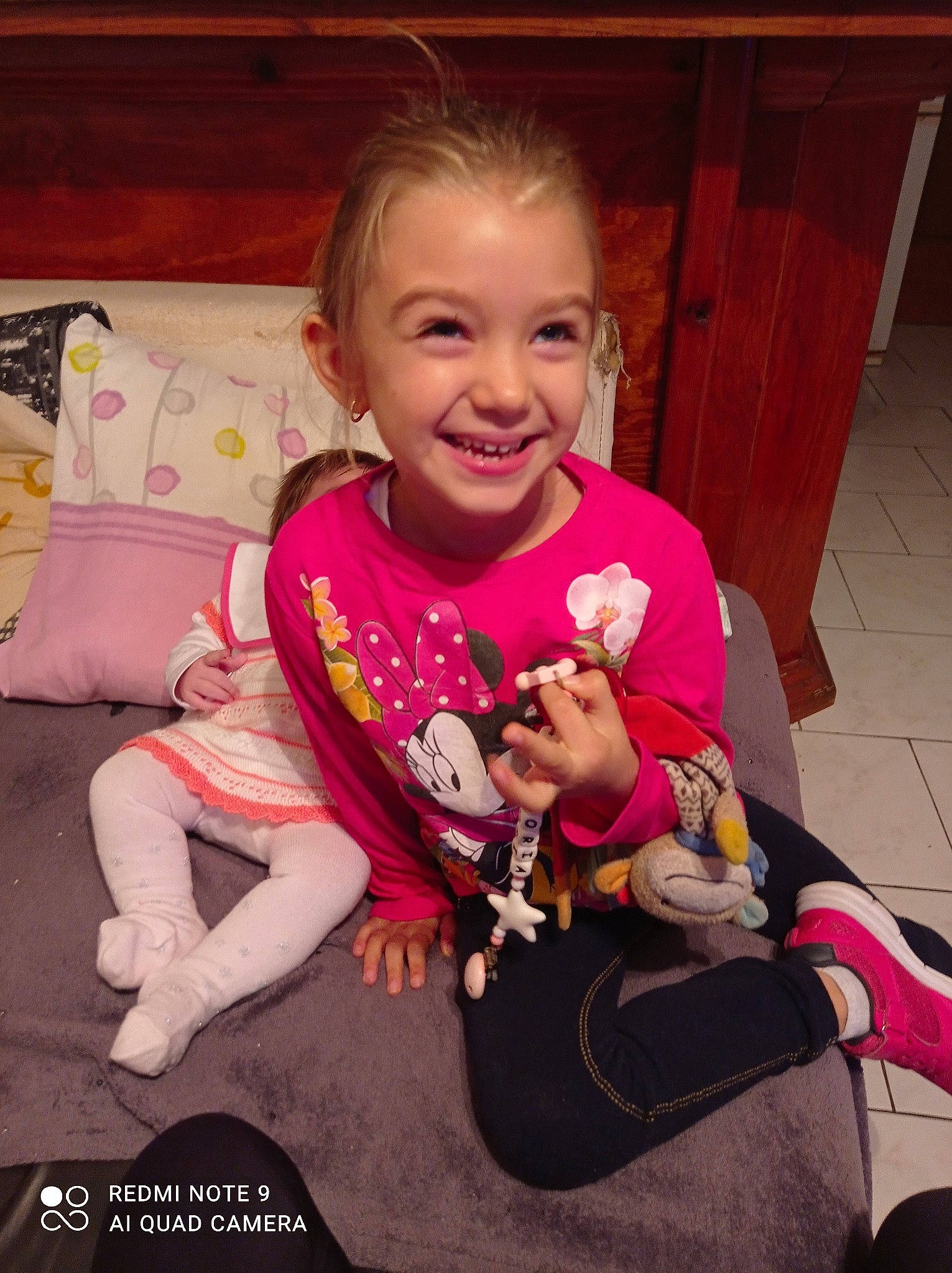 Victoria participe au concours pour gagner de l'argent avec cette photo : child, joy, person, pink, play, sitting, smile, toddler