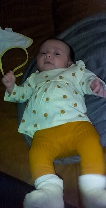 Kayla a rejoint le concours — aidez-le/la à gagner de superbes lots ! baby, baby_products, baby_safety, baby_toddler_clothing, bedtime, cheek, child, comfort, finger, fun, head, linens, nose, pattern, person, room, sitting, skin, sleeve, textile