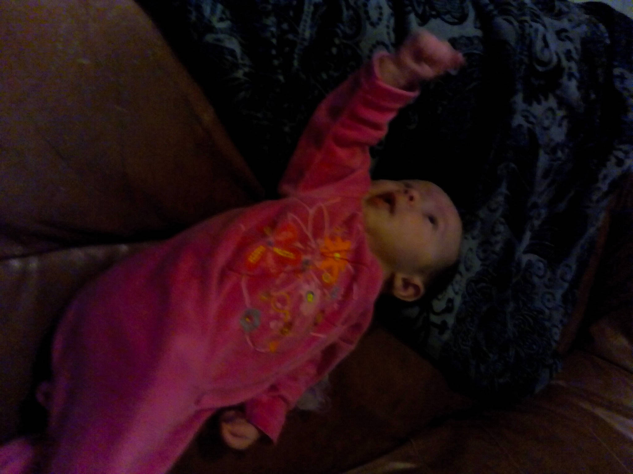 Kayla a rejoint le concours — aidez-le/la à gagner de superbes lots ! baby, baby_toddler_clothing, child, comfort, couch, darkness, flooring, fun, fur, linens, magenta, person, purple, room, sitting, skin, sleep, sleeve, toddler, wood