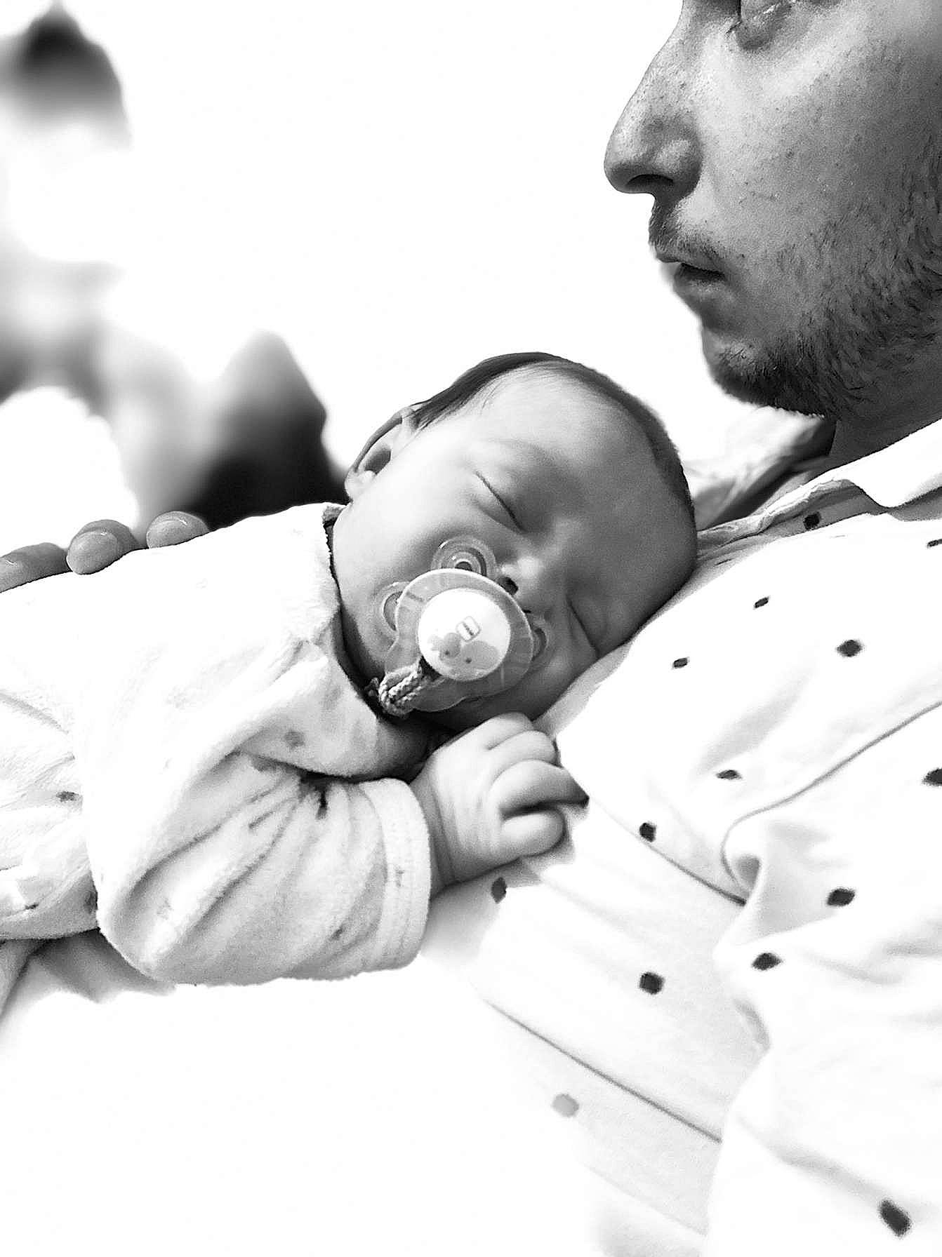 Kayla a rejoint le concours — aidez-le/la à gagner de superbes lots ! arm, baby, black, black_and_white, child, collar, comfort, facial_expression, finger, flash_photography, gesture, hand, happy, human, interaction, person, product, skin, sleeve, style