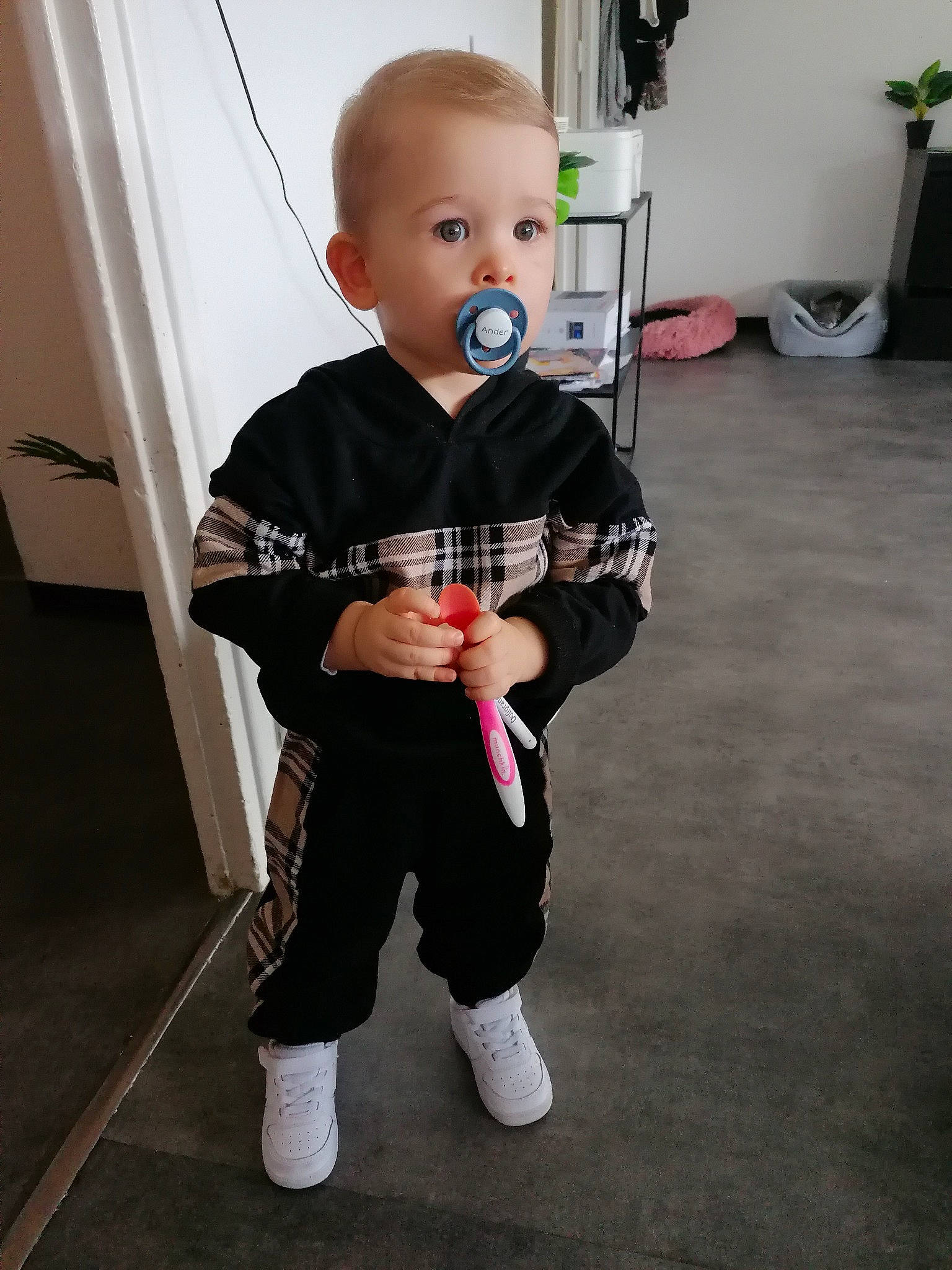 Ander participe au concours pour gagner de l'argent avec cette photo : baby, baby_toddler_clothing, cheek, child, chin, eye, flooring, fun, head, houseplant, human_body, human_leg, knee, person, plant, room, sleeve, t_shirt, thigh, toddler