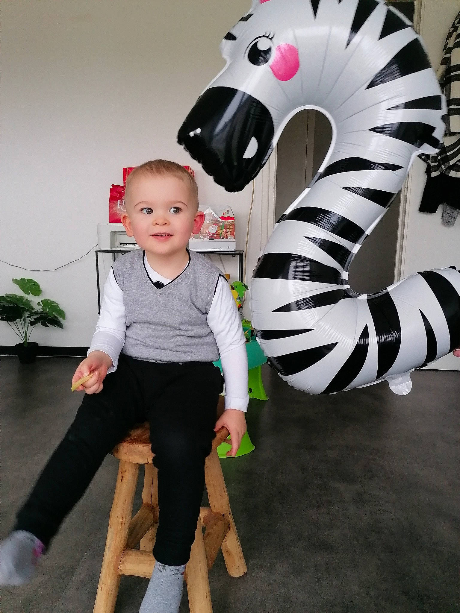 Ander a rejoint le concours — aidez-le/la à gagner de superbes lots ! animation, art, child, costume, event, fashion_design, flooring, flowerpot, formal_wear, fun, fur, head, houseplant, joy, party_supply, person, plant, room, sleeve, t_shirt