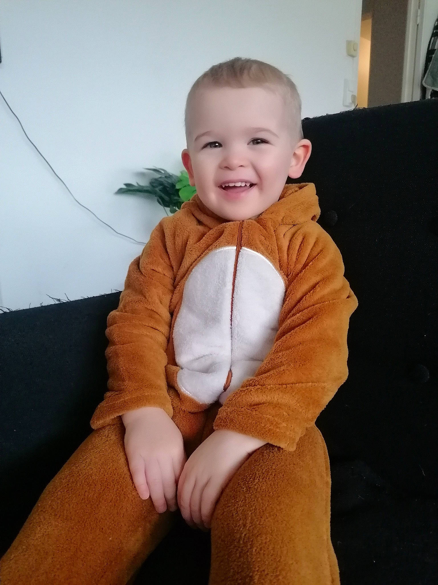 Ander a rejoint le concours — aidez-le/la à gagner de superbes lots ! baby, baby_toddler_clothing, chair, cheek, child, chin, comfort, couch, elbow, face, flash_photography, hairstyle, human_leg, joy, knee, lap, person, sleeve, smile, thigh