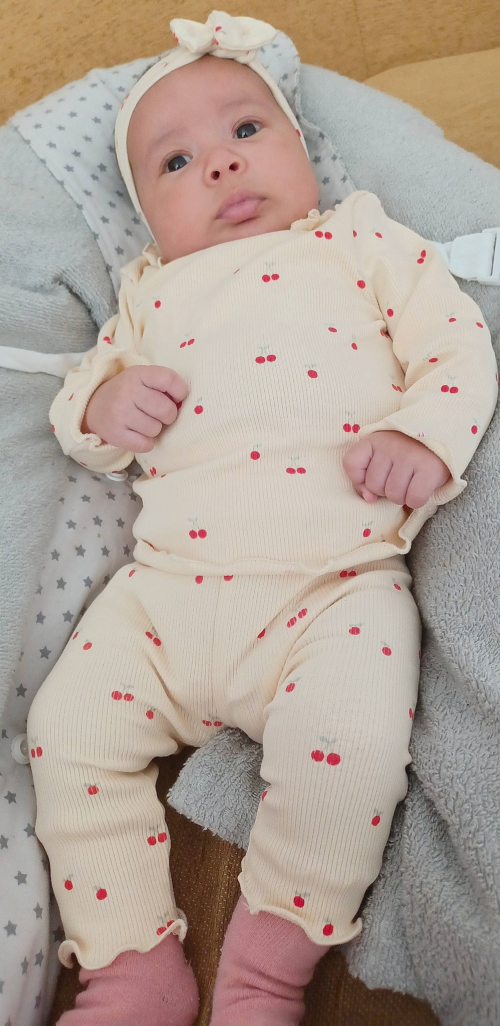 Ella a rejoint le concours — aidez-le/la à gagner de superbes lots ! arm, baby, baby_products, baby_safety, baby_sleeping, baby_toddler_clothing, carmine, collar, comfort, dress_shirt, headwear, leg, linens, pattern, person, pink, sleeve, stomach, textile, thigh