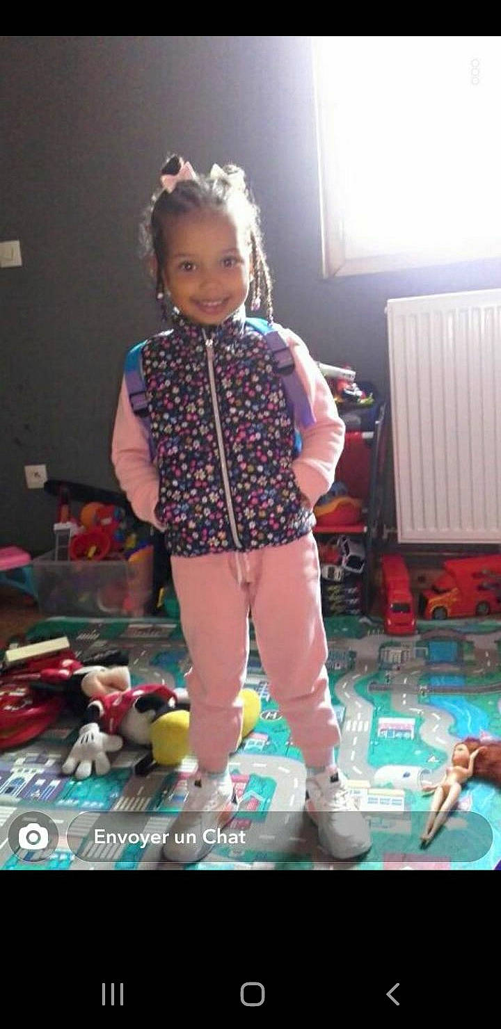 Kayna participe au concours pour gagner de l'argent avec cette photo : baby_toddler_clothing, child, hair_accessory, joy, person, plastic, play, polka_dot, toddler