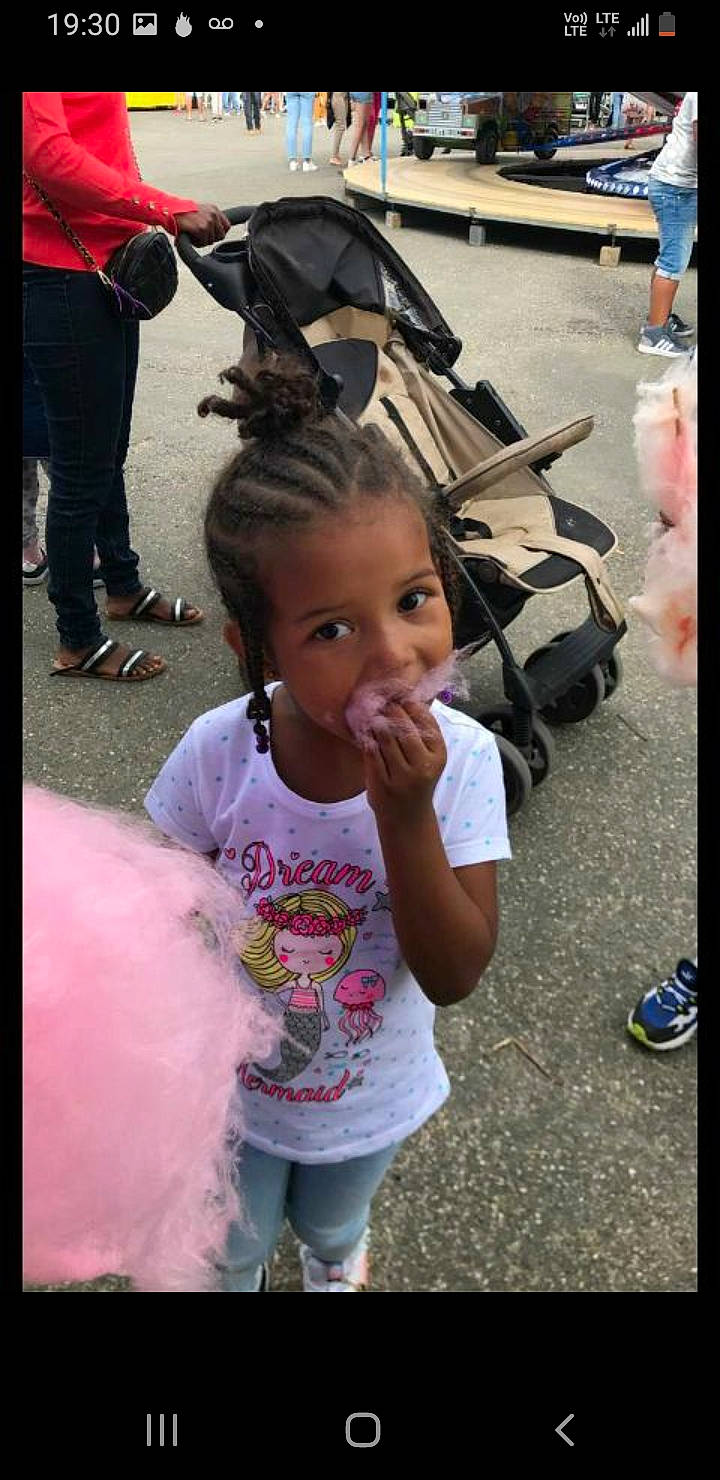 Kayna participe au concours pour gagner de l'argent avec cette photo : baby, baby_products, baby_toddler_clothing, backpack, baggage, child, person, pink, toddler