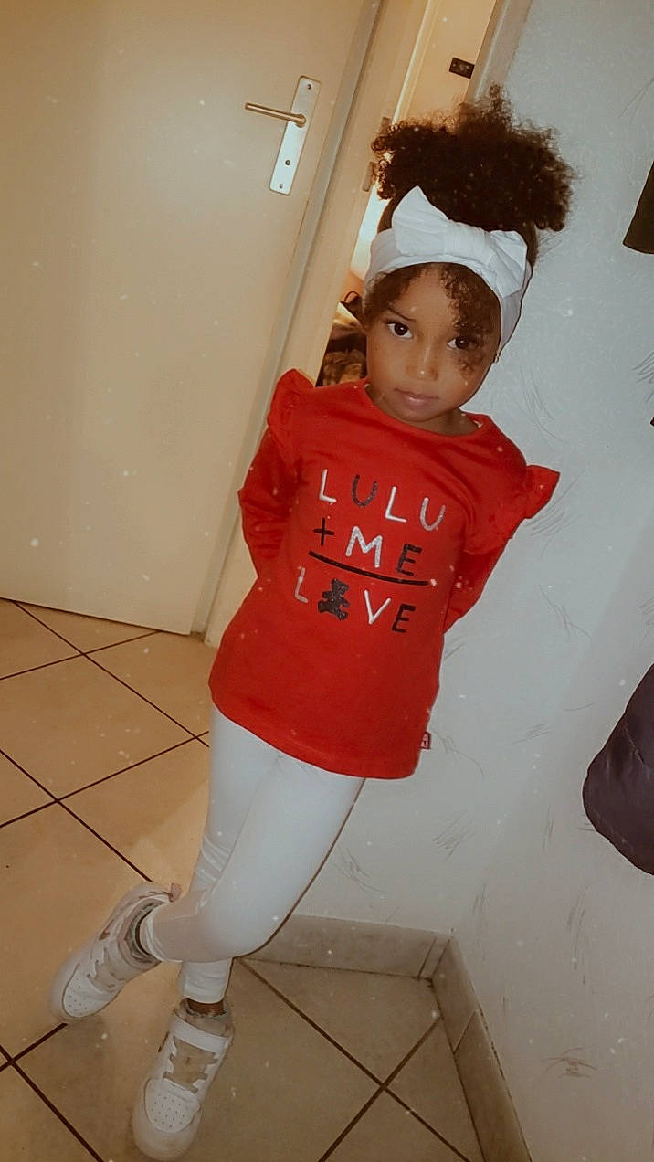 Kayna a rejoint le concours — aidez-le/la à gagner de superbes lots ! child, person, standing